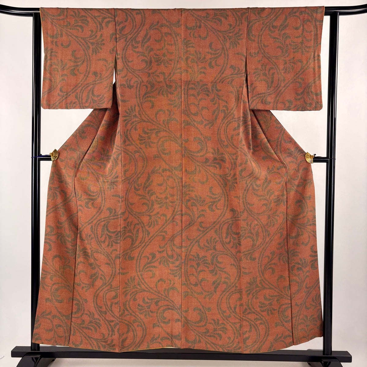 美品】 小紋 身丈164cm 裄丈63.5cm S 袷 蔦 地紋 金彩 焦茶色 正絹