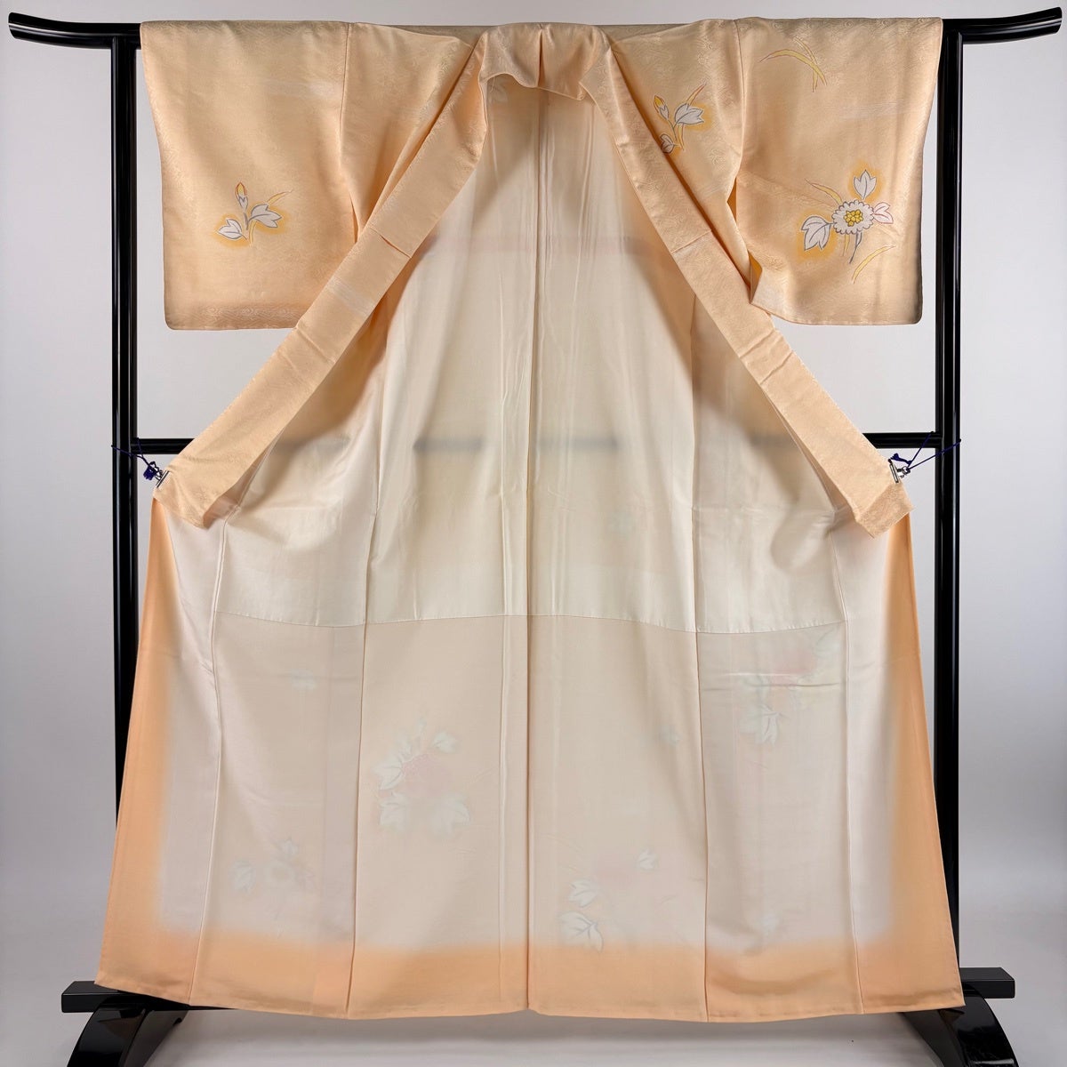 ア*ト様 裄66 縮緬 付け下げ 正絹 紋なし 上品な花 正絹 AK-6571 付下げ 身丈162cm 裄丈62.5cm S 袷 草花 霞 薄オレンジ 正絹 秀品