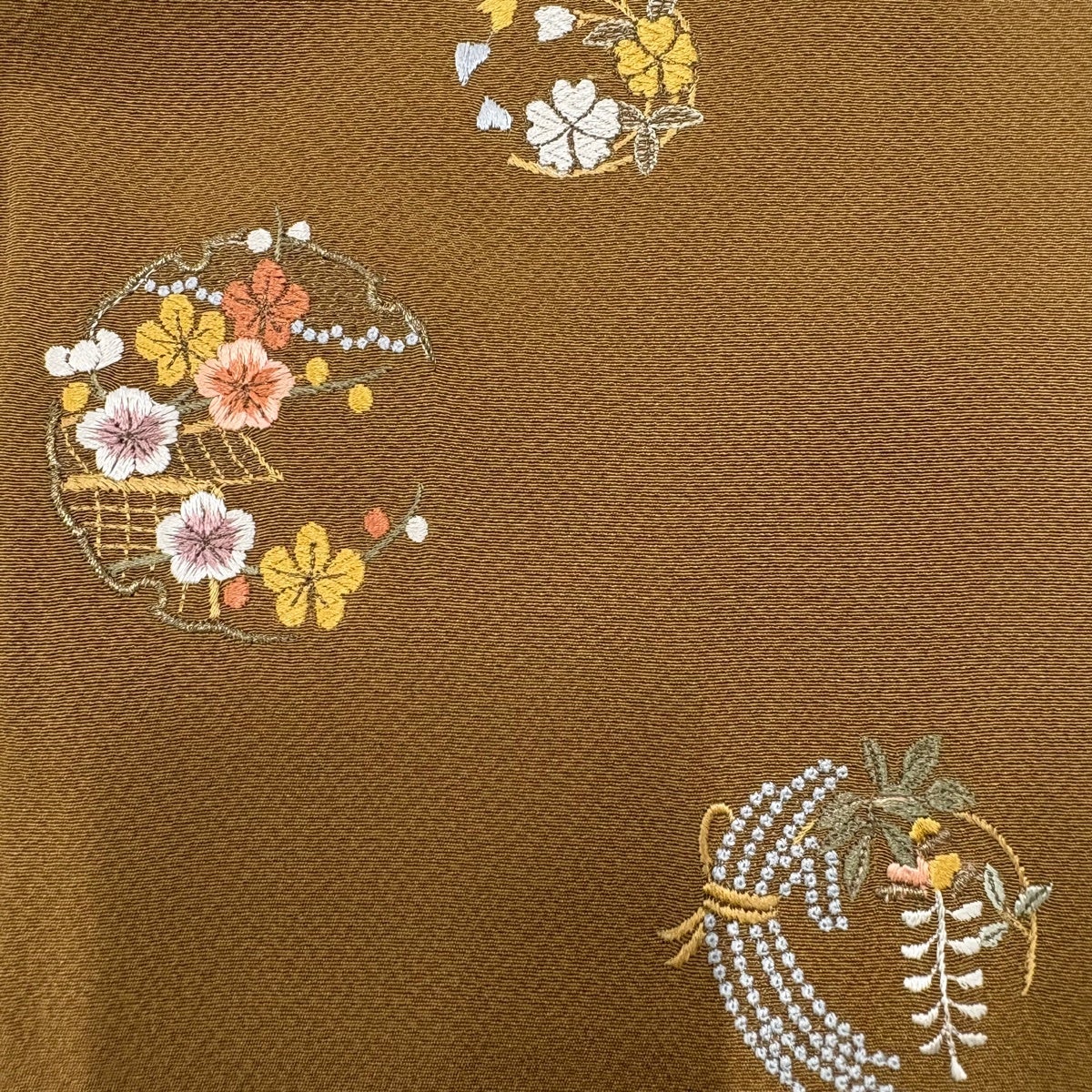 付下げ 身丈168.5cm 裄丈67cm M 袷 雪輪 花丸文 刺繍 金糸 茶色 正絹