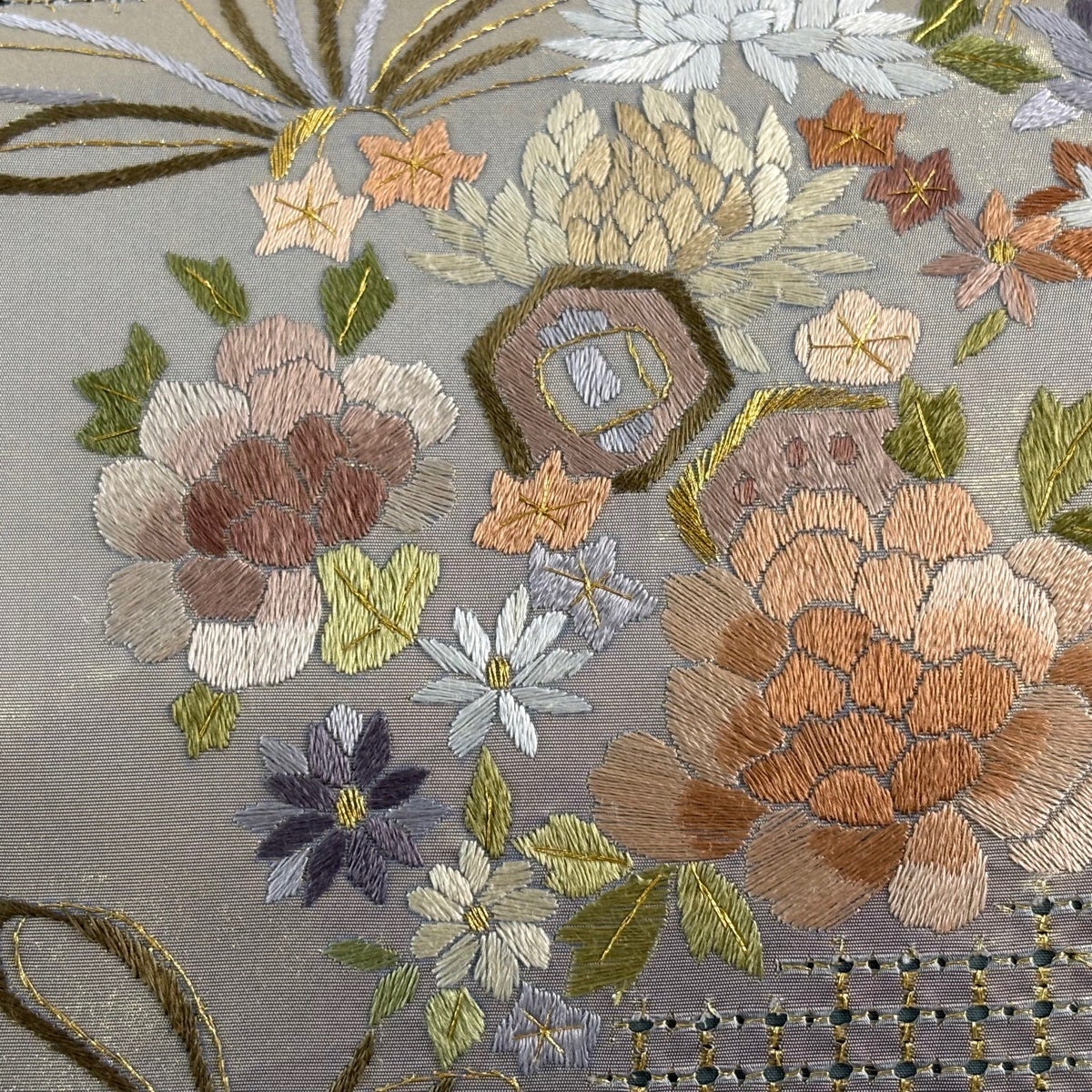 袋帯 美品 逸品 華文 草花 相良刺繍 汕頭刺繍 金色 六通 正絹 袋帯 逸品 草花 小槌 刺繍 箔 金色 六通 正絹｜中古・古着・リサイクル
