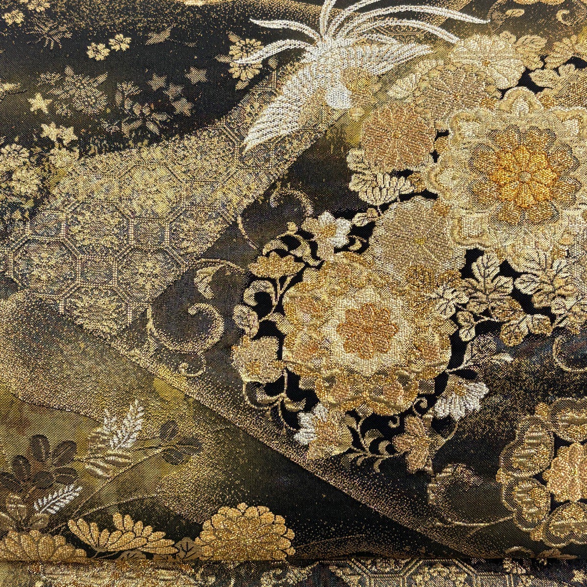 美品】 袋帯 秀品 裂取菊華文 蜀江文 箔 金糸 黒 六通 正絹｜中古