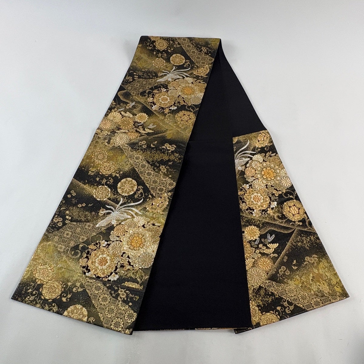 美品】 袋帯 秀品 裂取菊華文 蜀江文 箔 金糸 黒 六通 正絹｜中古