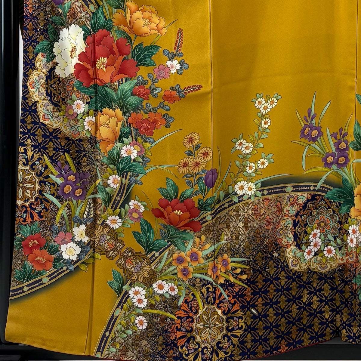 振袖 身丈158.5cm 裄丈66cm M 袷 落款あり 草花 華文 刺繍 箔 山吹茶色