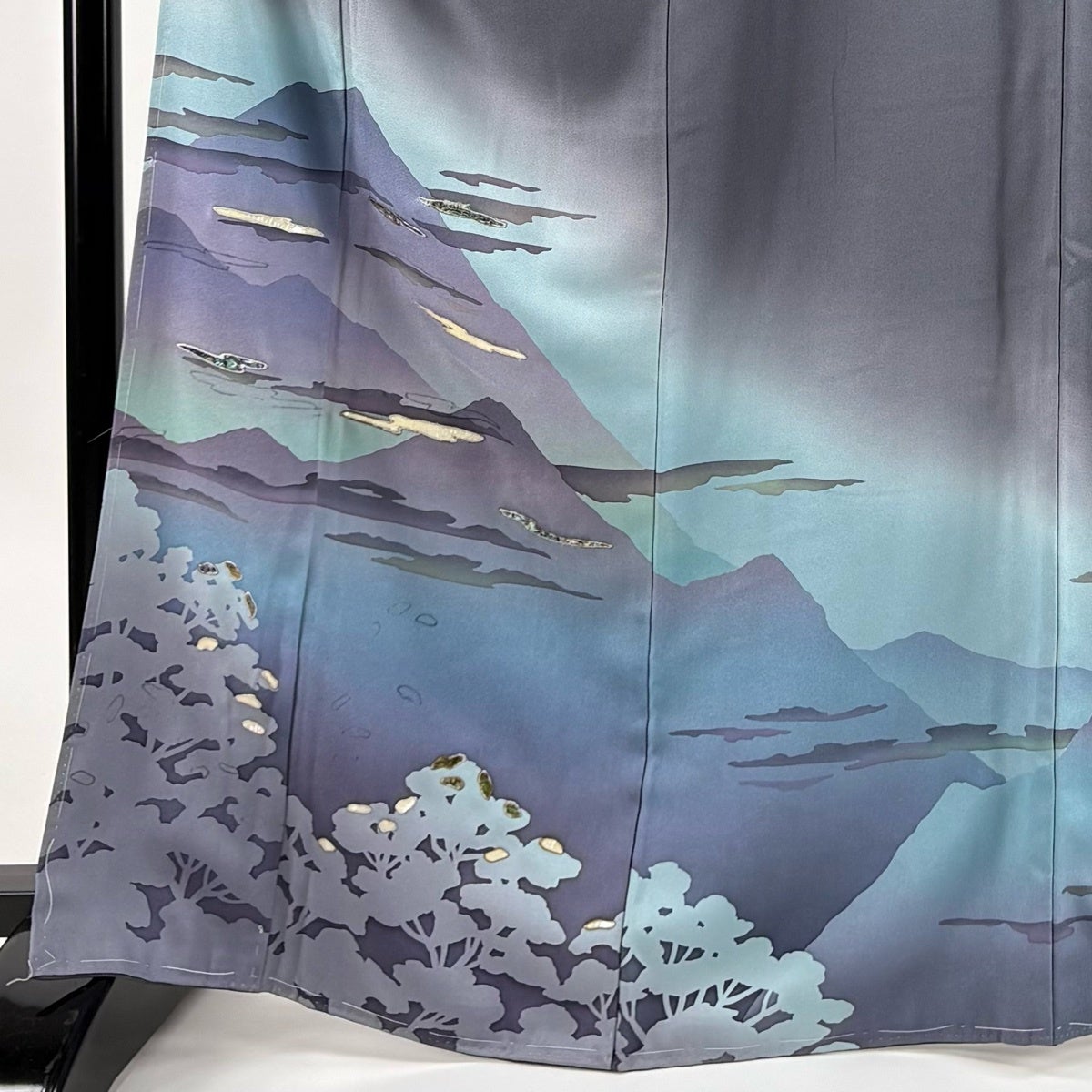 付下げ 身丈166.5cm 裄丈66cm M 袷 落款あり 樹木 山並み 螺鈿 銀彩 灰