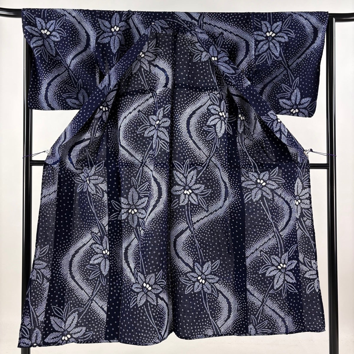 美品】 浴衣 身丈146cm 裄丈66cm M 絞り浴衣 草花 流水 紺色 綿 名品
