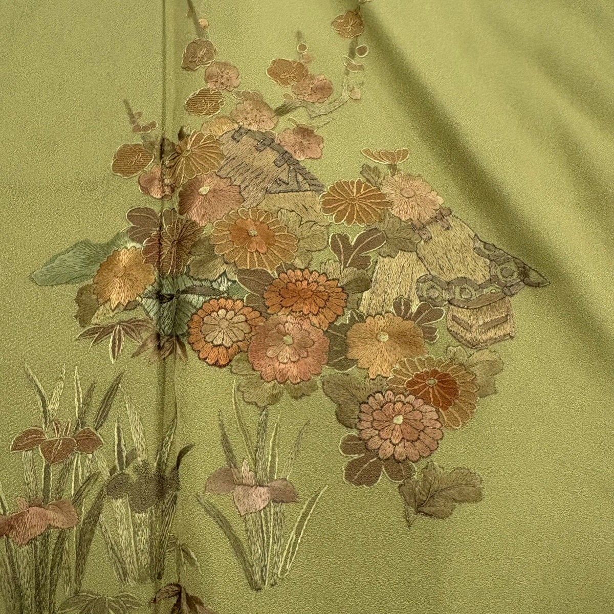 付下げ 身丈168cm 裄丈67cm M 袷 草花 家屋 蘇州刺繍 よもぎ色 正絹 秀