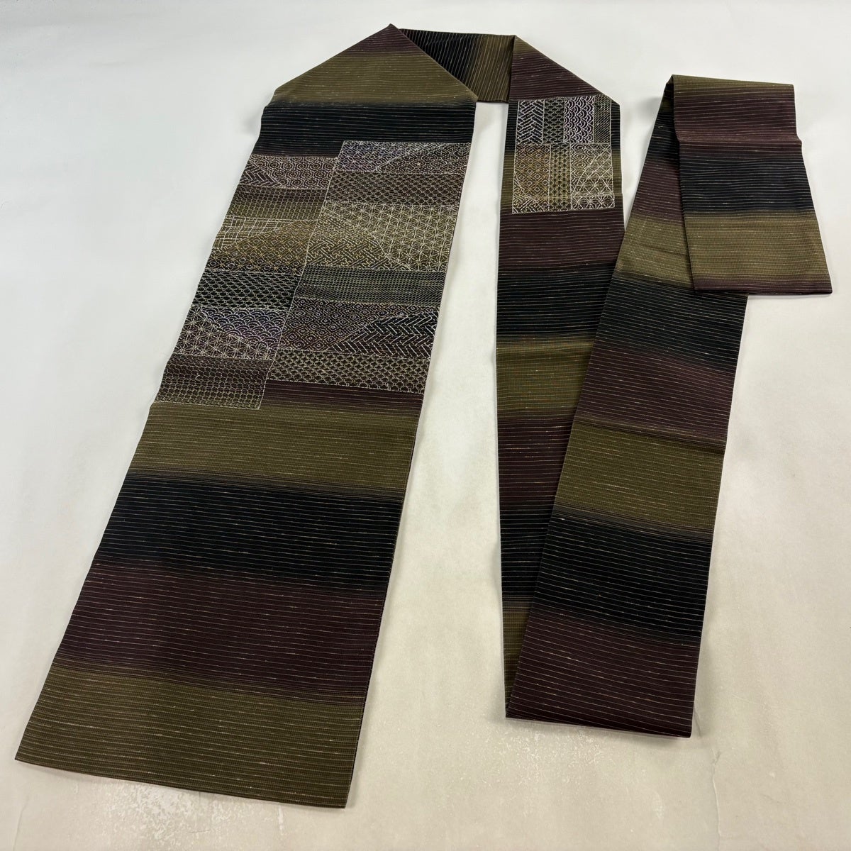 美品】 名古屋帯 秀品 有職文様 刺繍 茶緑色 正絹｜中古・古着