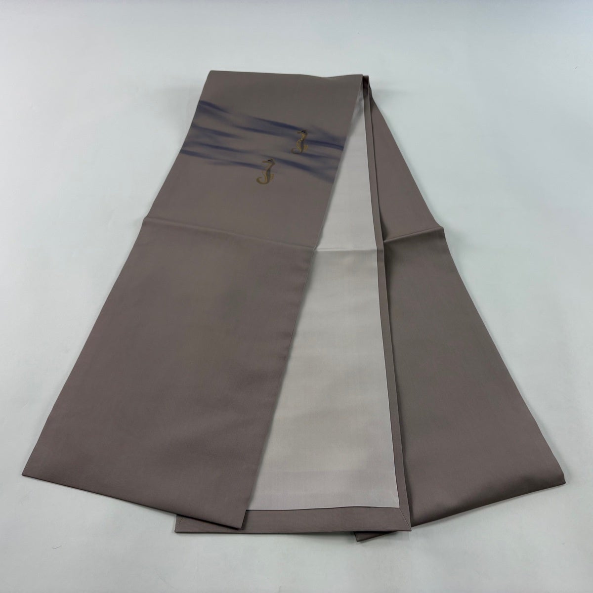 美品】 開き名古屋帯 秀品 タツノオトシゴ 霞 金彩 灰紫 正絹｜中古