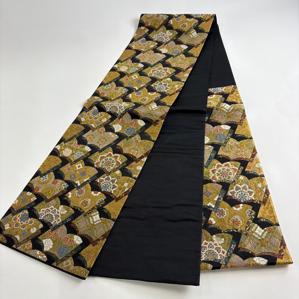 美品】 袋帯 秀品 冊子 華文 金糸 黒 六通 正絹｜中古・古着