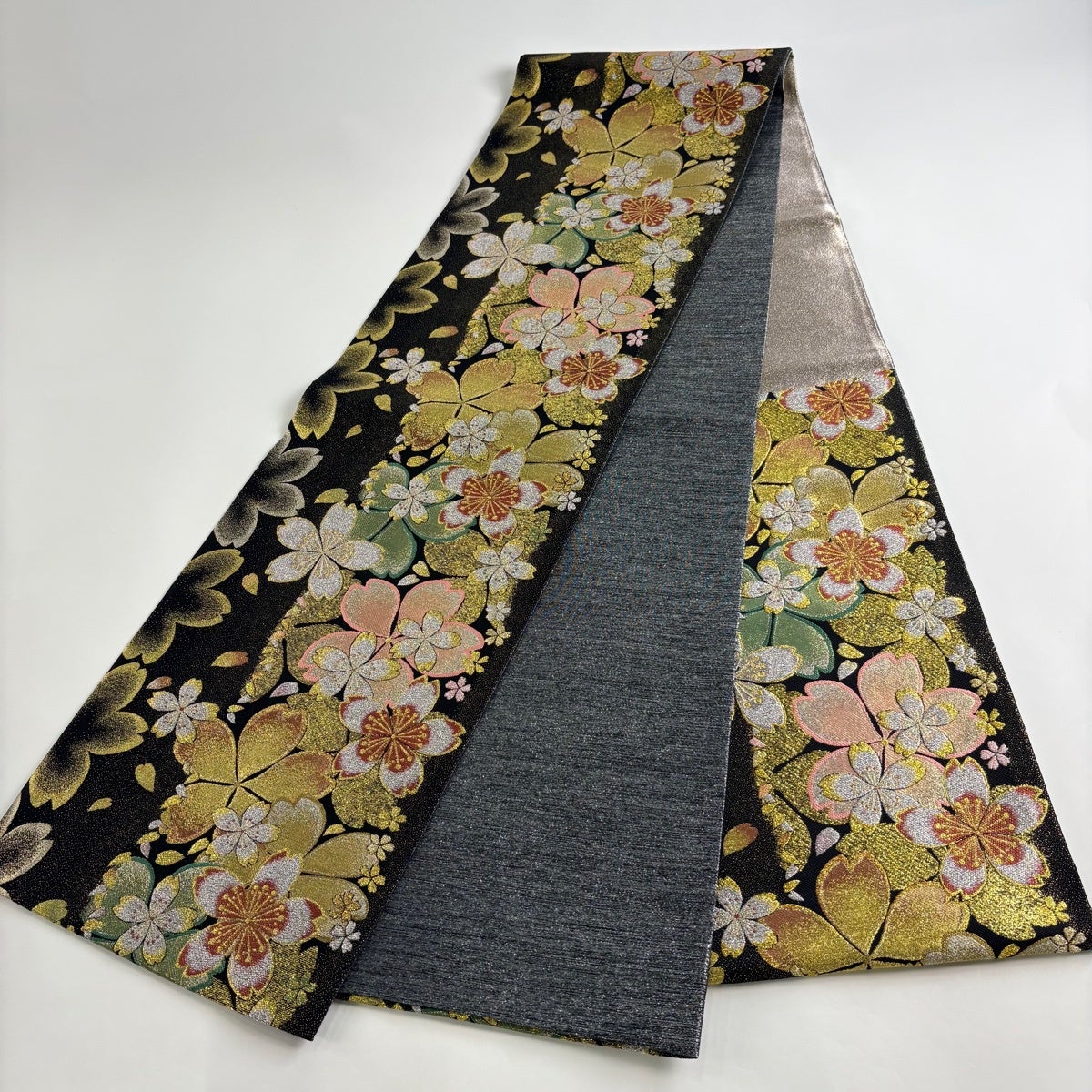 美品】 袋帯 秀品 振袖向き 桜 桜の花びら 箔 金銀糸 黒 六通 正絹