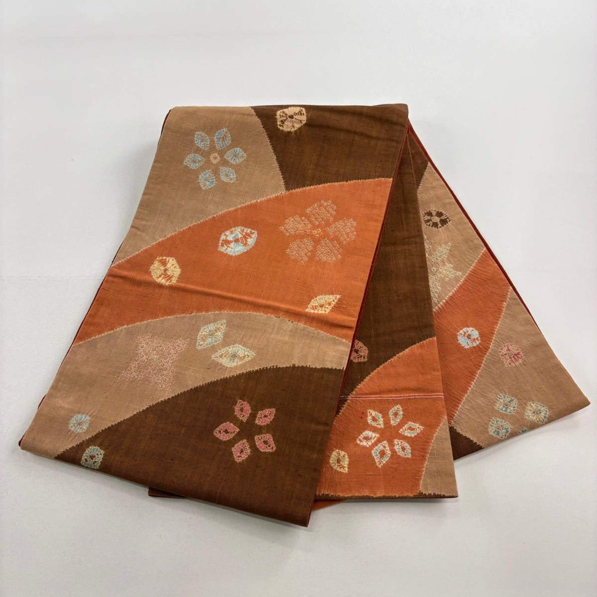 30％OFF￥17900→12530 袋帯 紬 織柄 淡茶 新古品 kp2278 袋帯 秀品 紬地 草花 絞り オレンジ お太鼓柄 正絹｜中古・古着