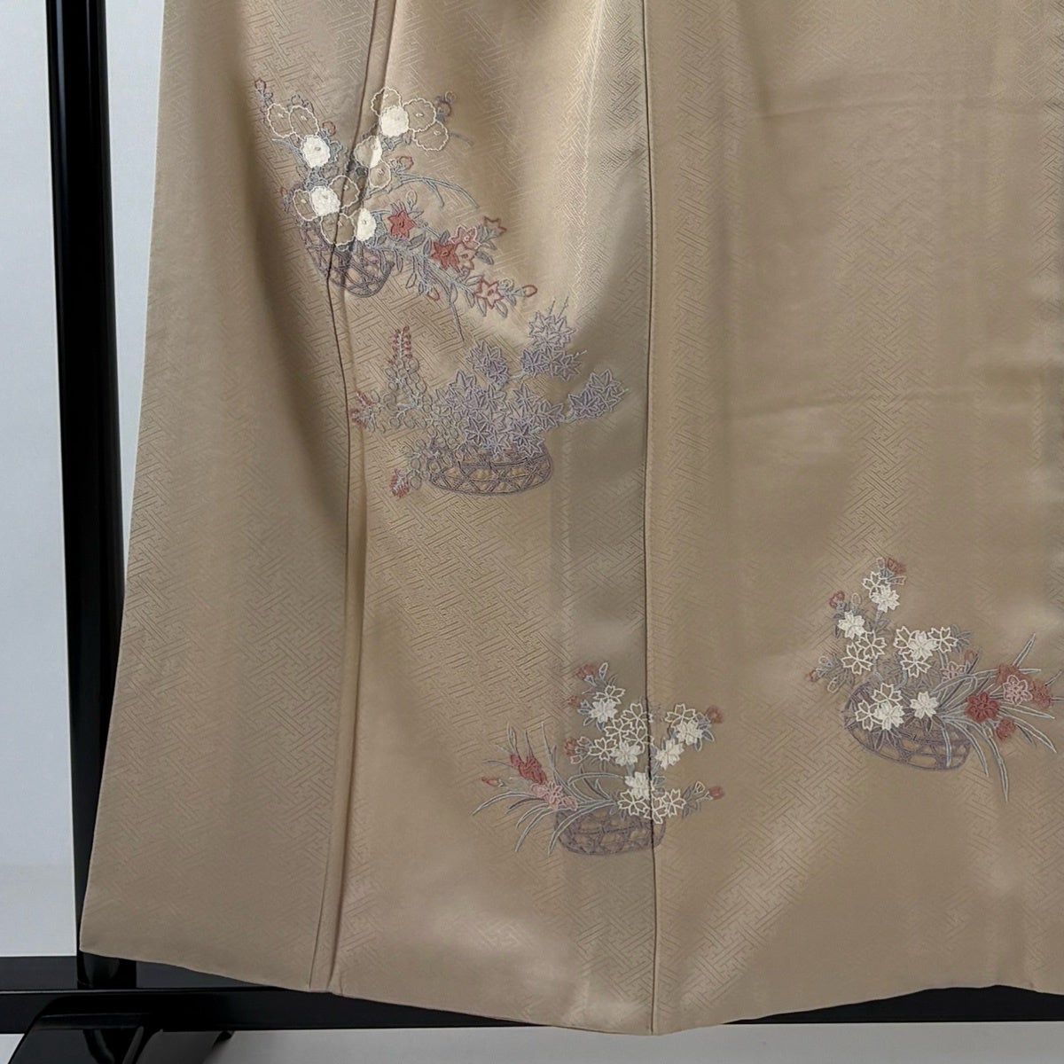 付下げ 身丈156.5cm 裄丈63.5cm S 袷 花籠 万寿菊 相良刺繍 薄茶色
