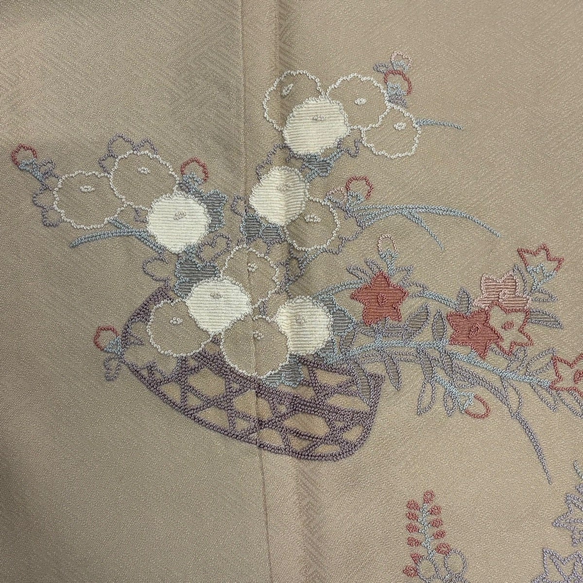 付下げ 身丈156.5cm 裄丈63.5cm S 袷 花籠 万寿菊 相良刺繍 薄茶色