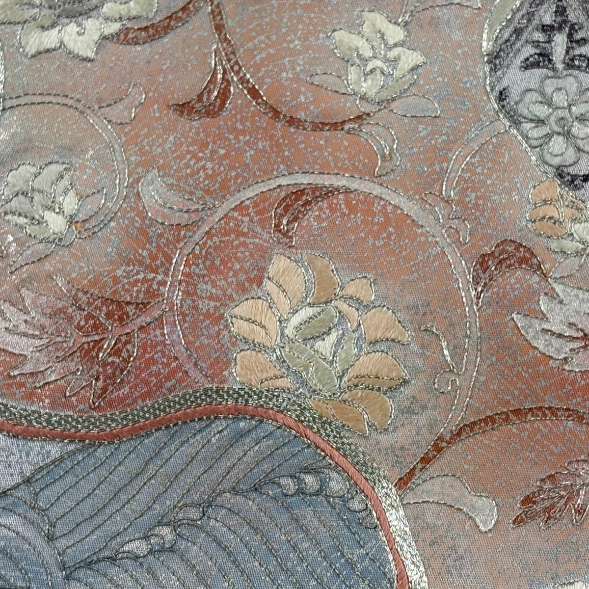 70%OFF 袋帯 秀品 花唐草 菱 銀糸 刺繍 薄紫 お太鼓柄 正絹 K70｜中古