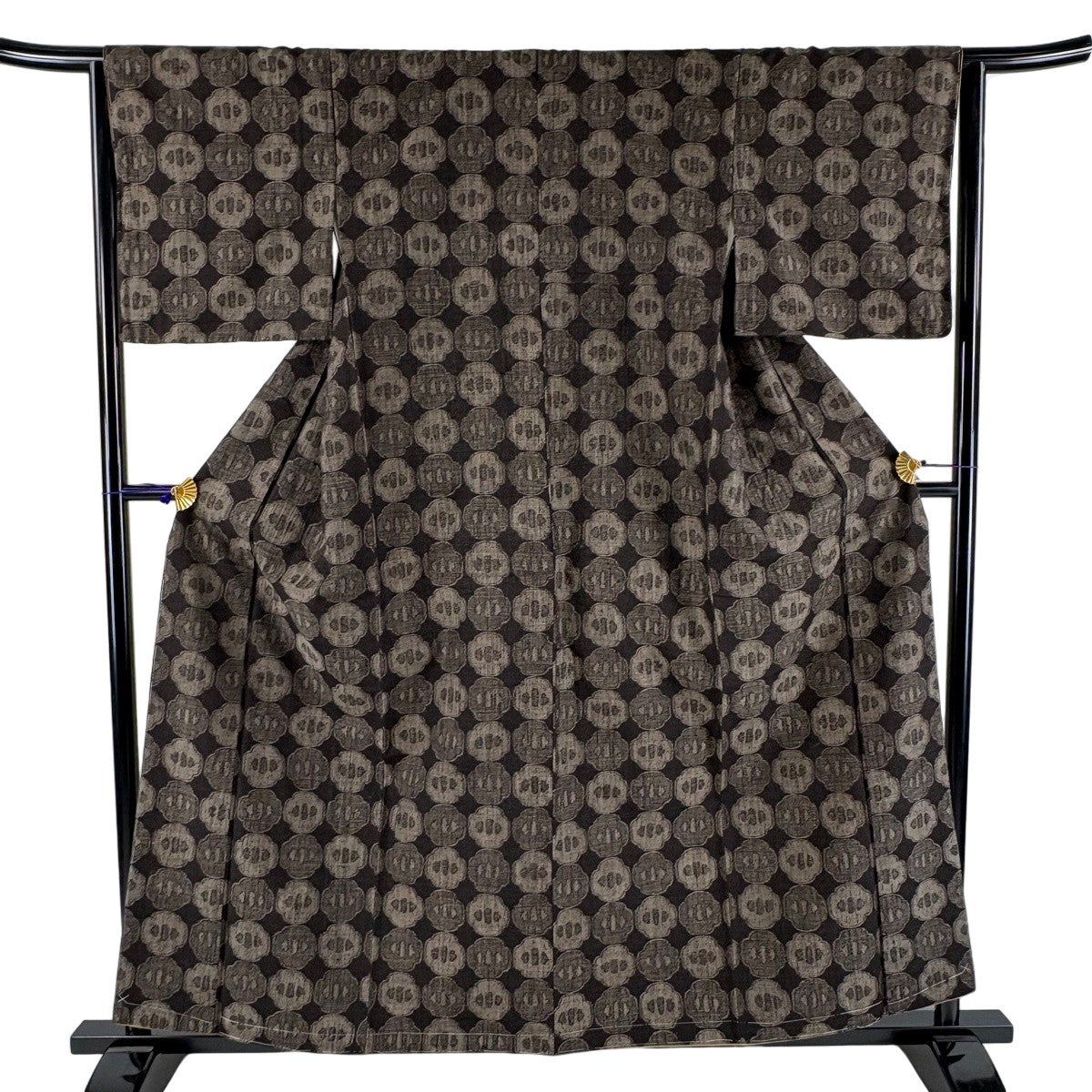 美品】 紬 身丈155cm 裄丈62.5cm S 袷 矢絣 燕 焦茶色 正絹 秀品｜中古