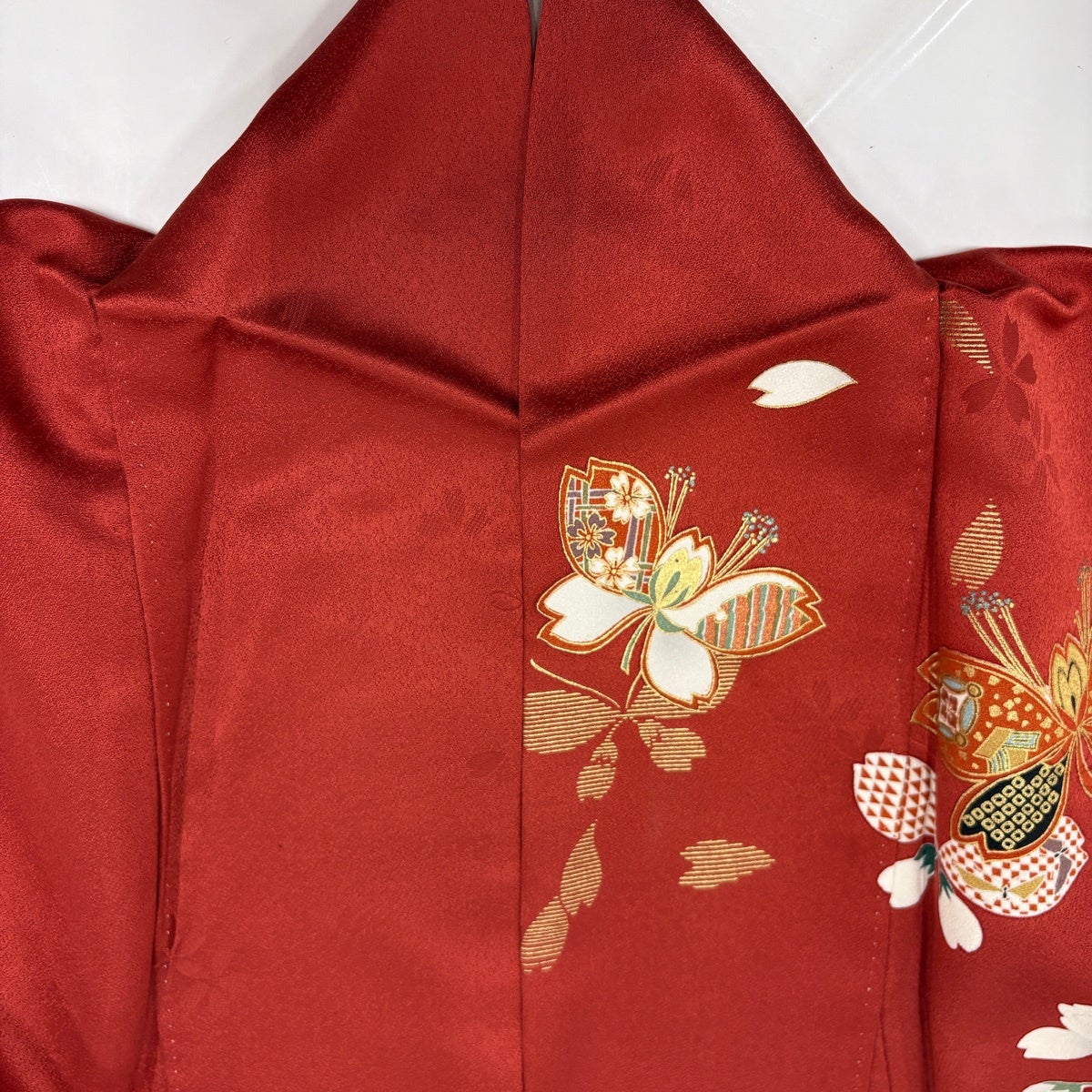 美品】 振袖 身丈161cm 裄丈63.5cm S 袷 蝶 桜 金糸 金銀彩 赤 正絹 秀