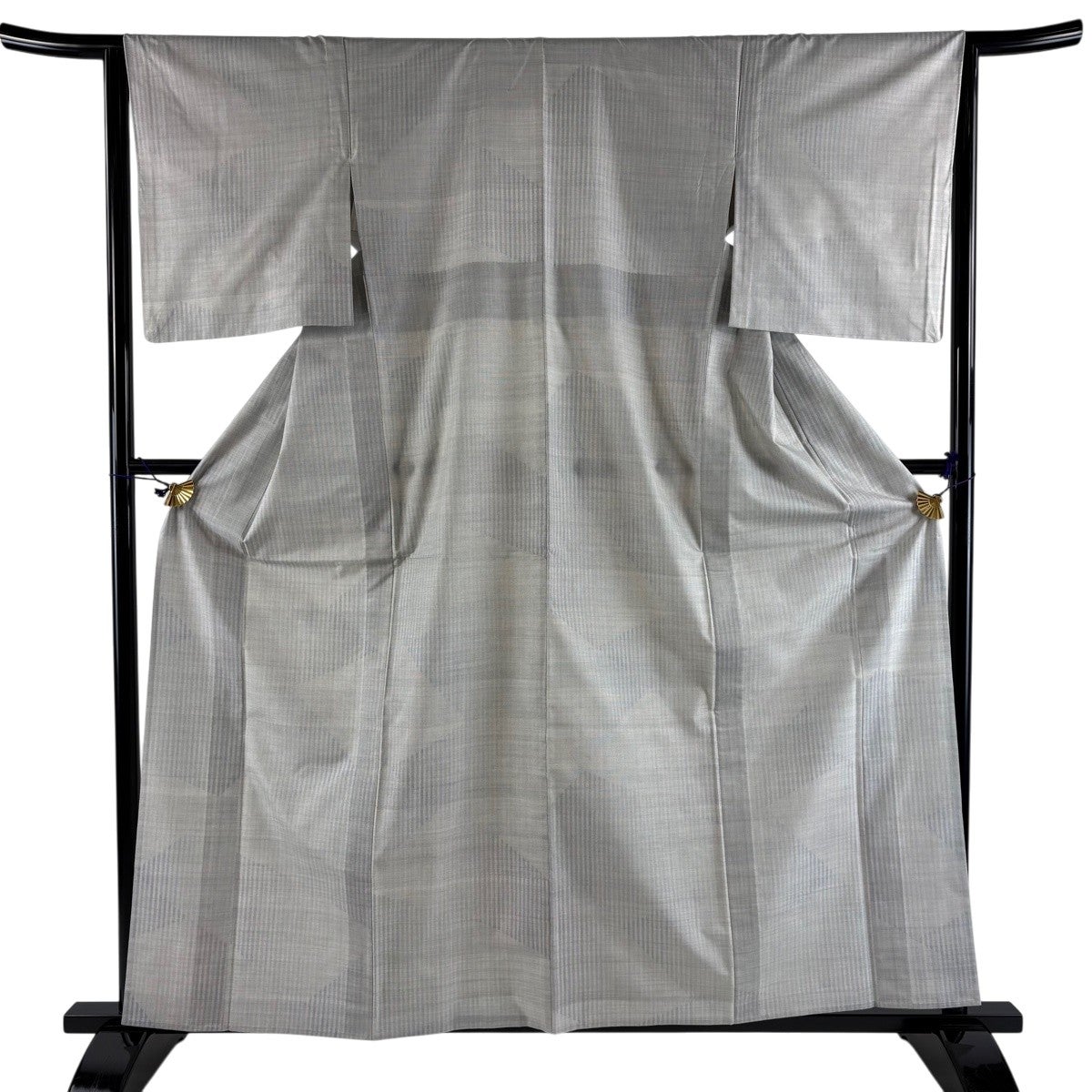 未使用品　単衣 紬 グレー 　身丈160cm 裄丈63.5cm お洒落 正絹 紬 身丈160cm 裄丈64cm M 単衣 銀座もとじ 縞 幾何学 灰色 正絹 逸品