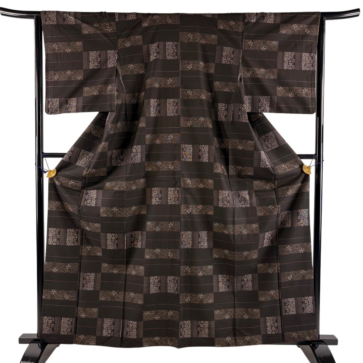 紬 身丈161.5cm 裄丈64cm M 袷 桜 段縞 焦茶色 正絹 秀品｜中古・古着
