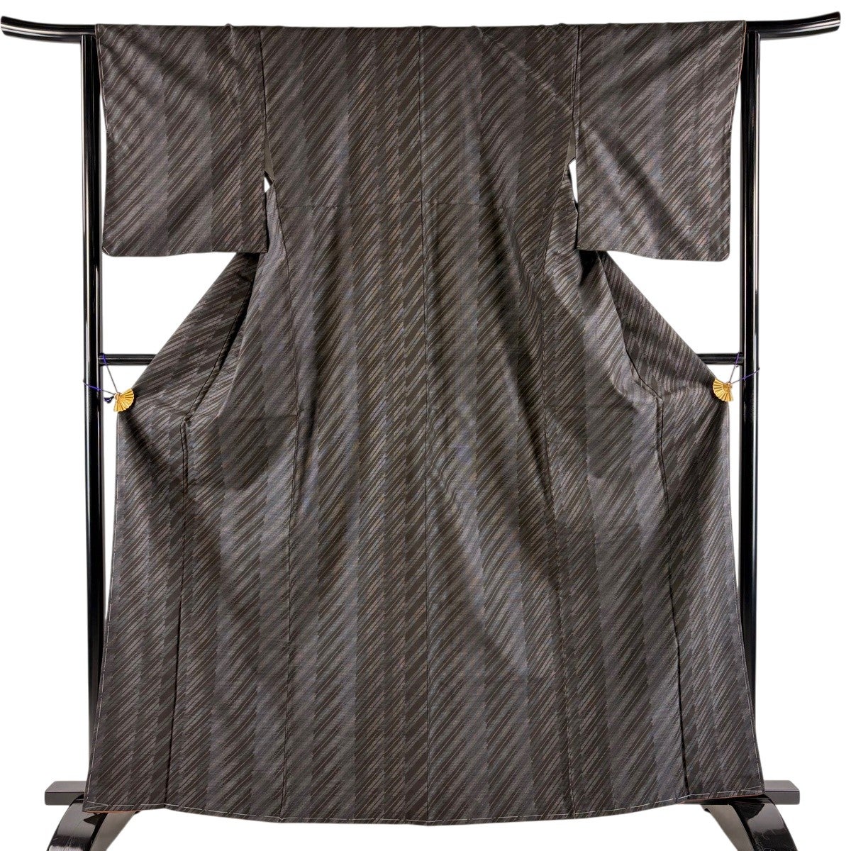 美品】 紬 身丈163.5cm 裄丈64cm M 袷 証紙あり 斜縞 墨色 正絹 秀品