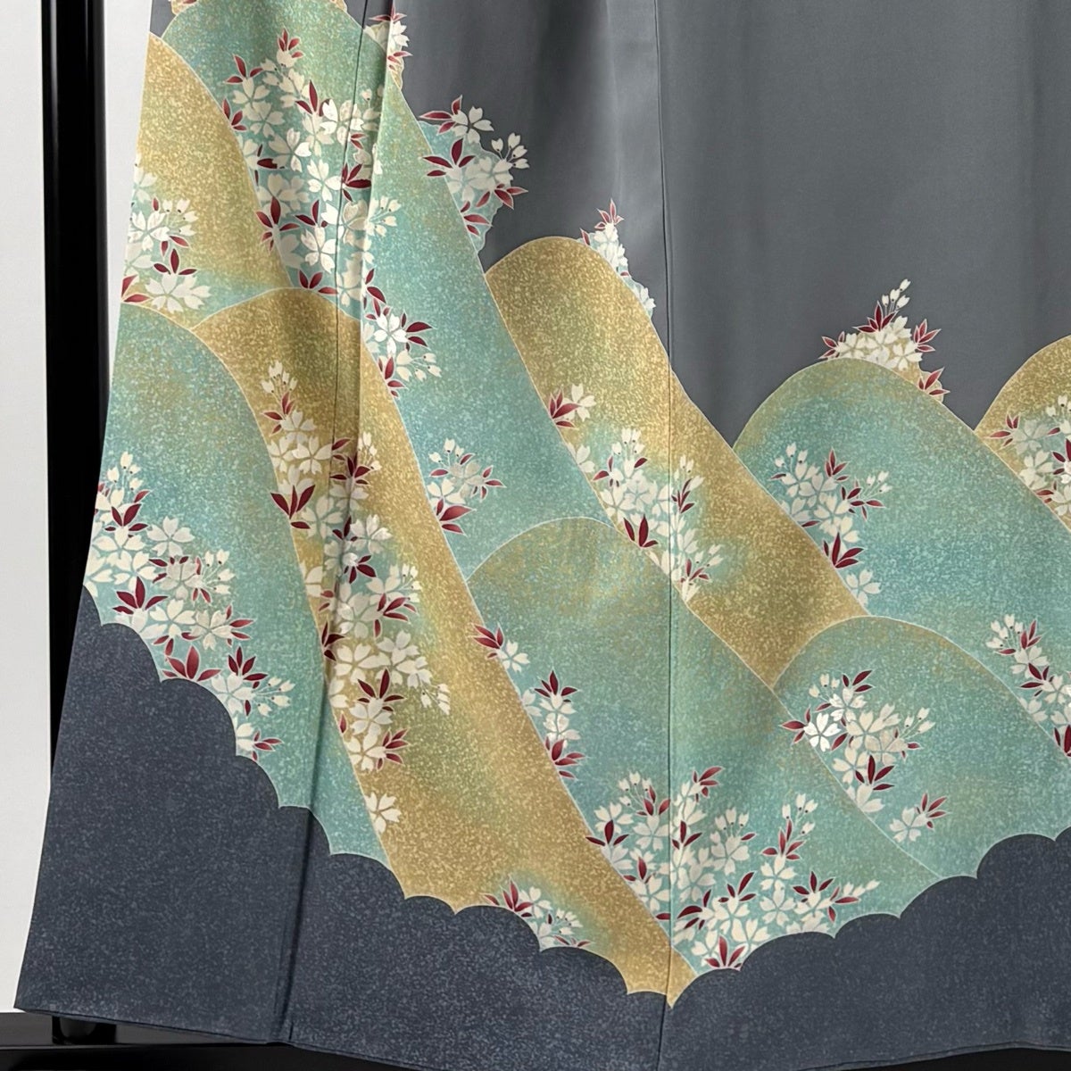 付下げ 身丈157cm 裄丈65cm M 袷 落款あり 桜 山 刺繍 金彩 灰色 正絹