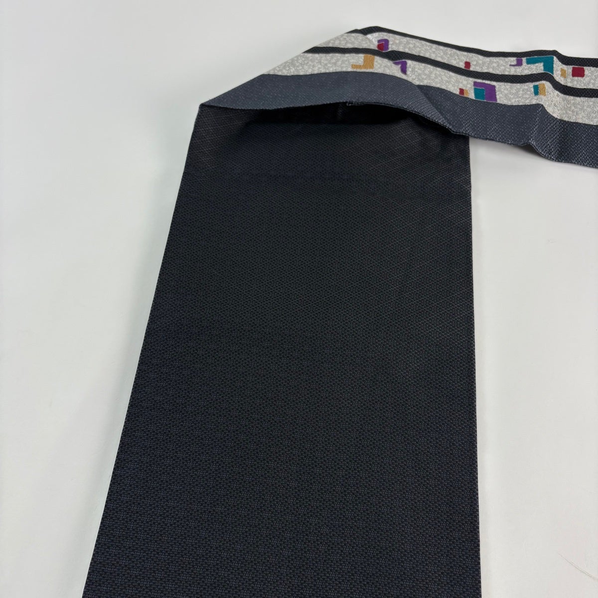美品】 名古屋帯 秀品 鈴乃屋 幾何学 銀糸 箔 濃紺 正絹｜中古・古着