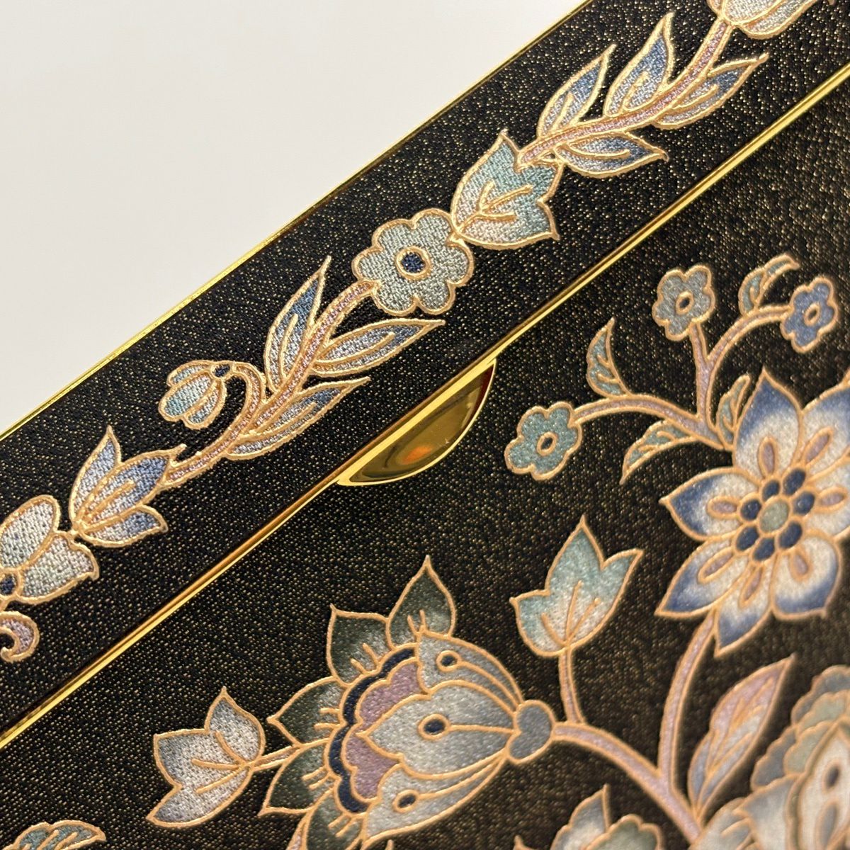 美品】和装バッグ 逸品 OKAJIMA 花唐草 金彩 金茶 正絹 和装小物｜中古