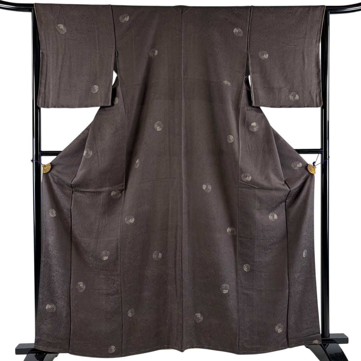 美品　縮緬小紋　丈162.5 裄67.5 小紋 身丈159cm 裄丈64.5cm M 袷 縞 井桁 縮緬 焦茶色 正絹 秀品｜中古