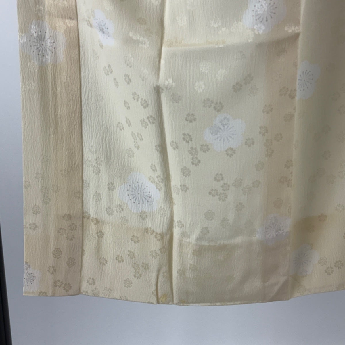最終価格】 70%OFF 長襦袢 身丈119cm 裄丈62cm S 梅 地紋 薄黄 正絹 秀