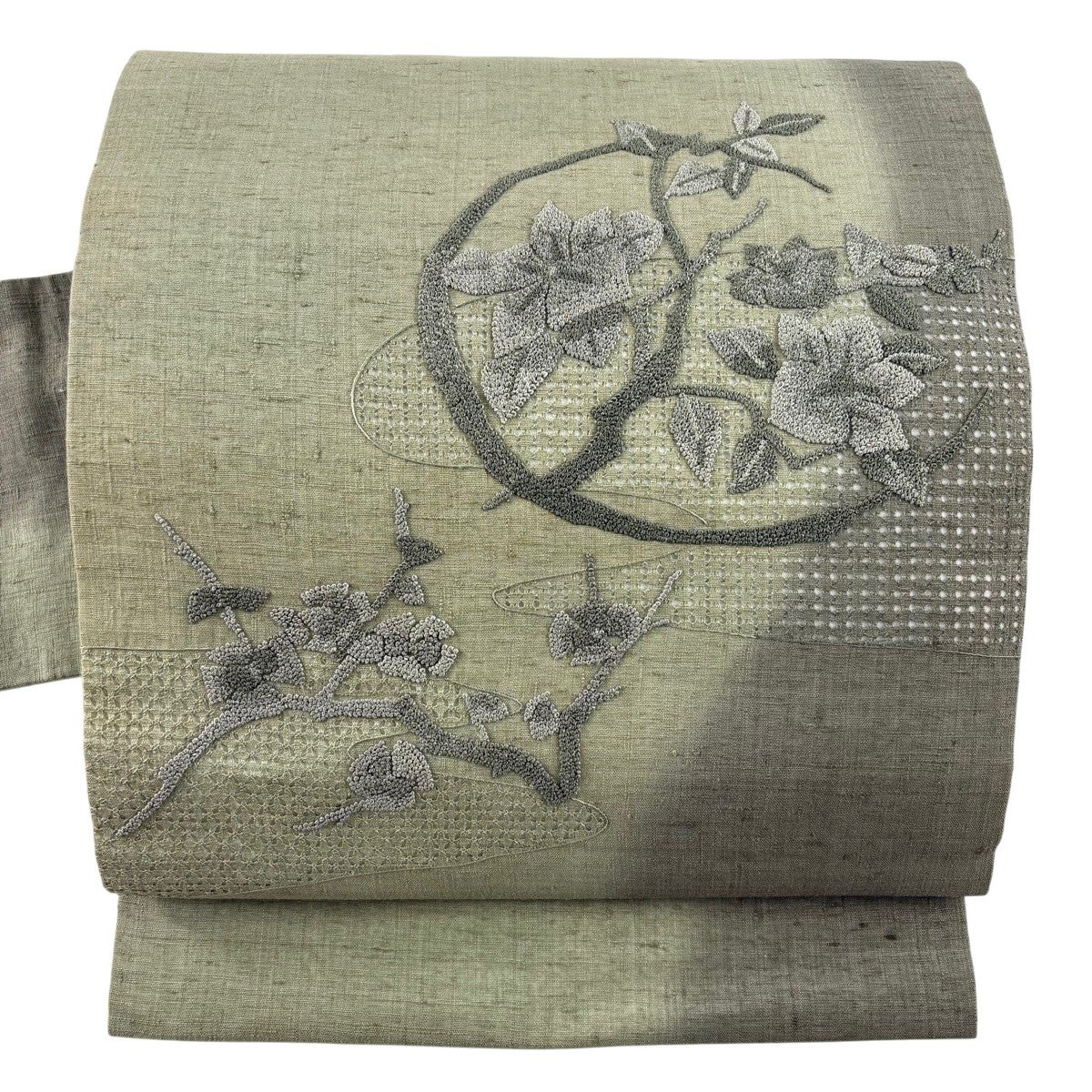 名古屋帯 秀品 紬地 枝花 ヱ霞 相良刺繍 染め分け 灰緑 正絹｜中古
