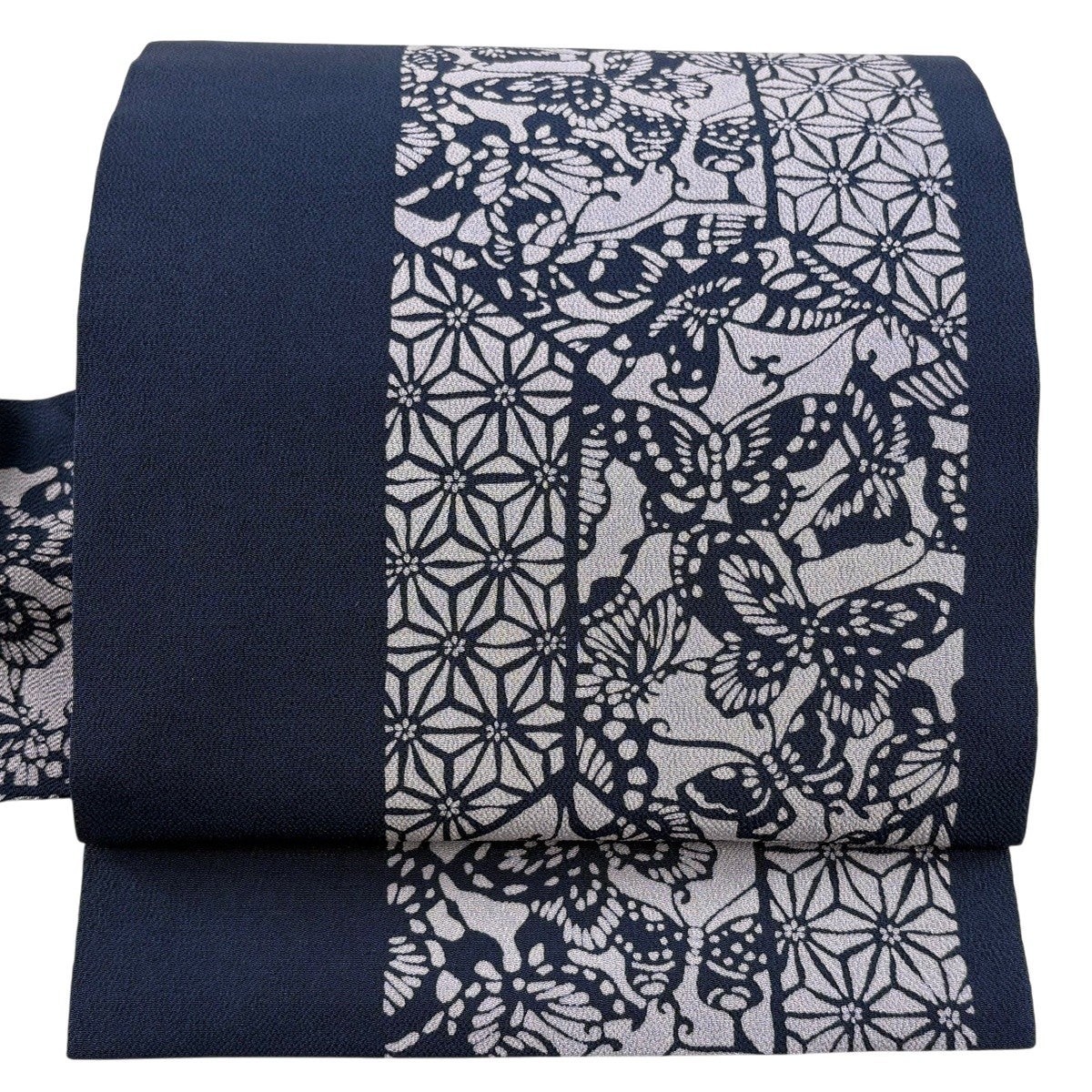 名古屋帯 秀品 落款あり 伊勢型染 蝶 麻の葉 縮緬 紺色 正絹｜中古