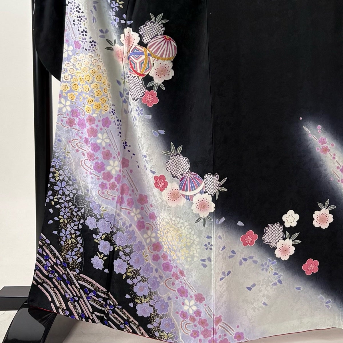 ★専用★美品 振袖 黒 京友禅 黒 金駒刺 糸巻 絵巻 鞠 桜 身丈156cm 美品】 振袖 身丈162cm 裄丈67cm M 袷 手鞠 桜 箔 金彩 黒 正絹 名品