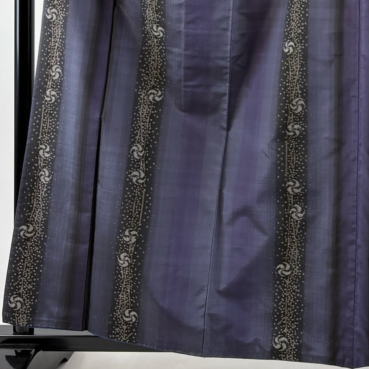 美品】 紬 身丈160cm 裄丈65cm M 袷 縞 幾何学模様 紺色 正絹 秀品