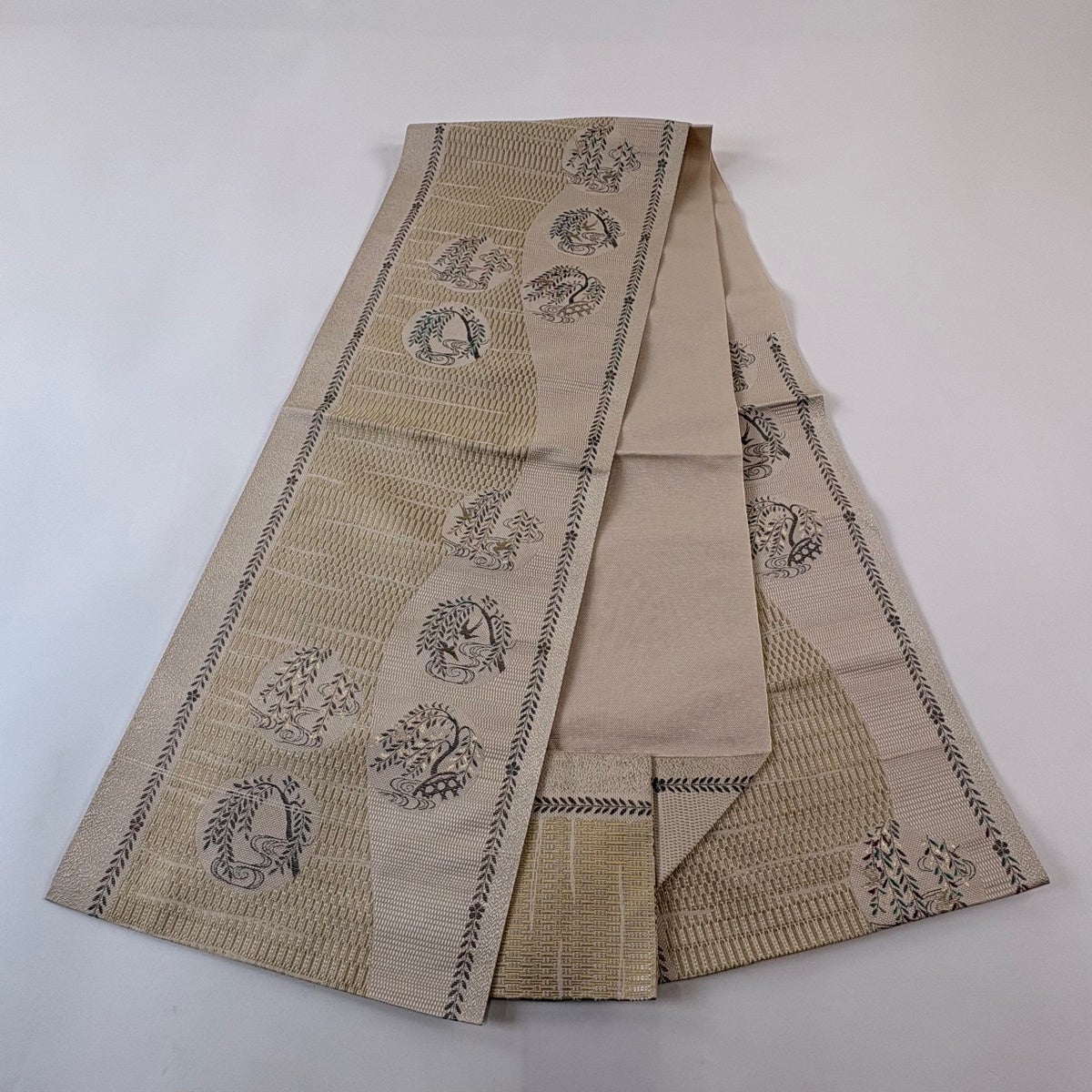 美品】 名古屋帯 秀品 松葉仕立て 八寸名古屋帯 紬地 柳 観世水 箔