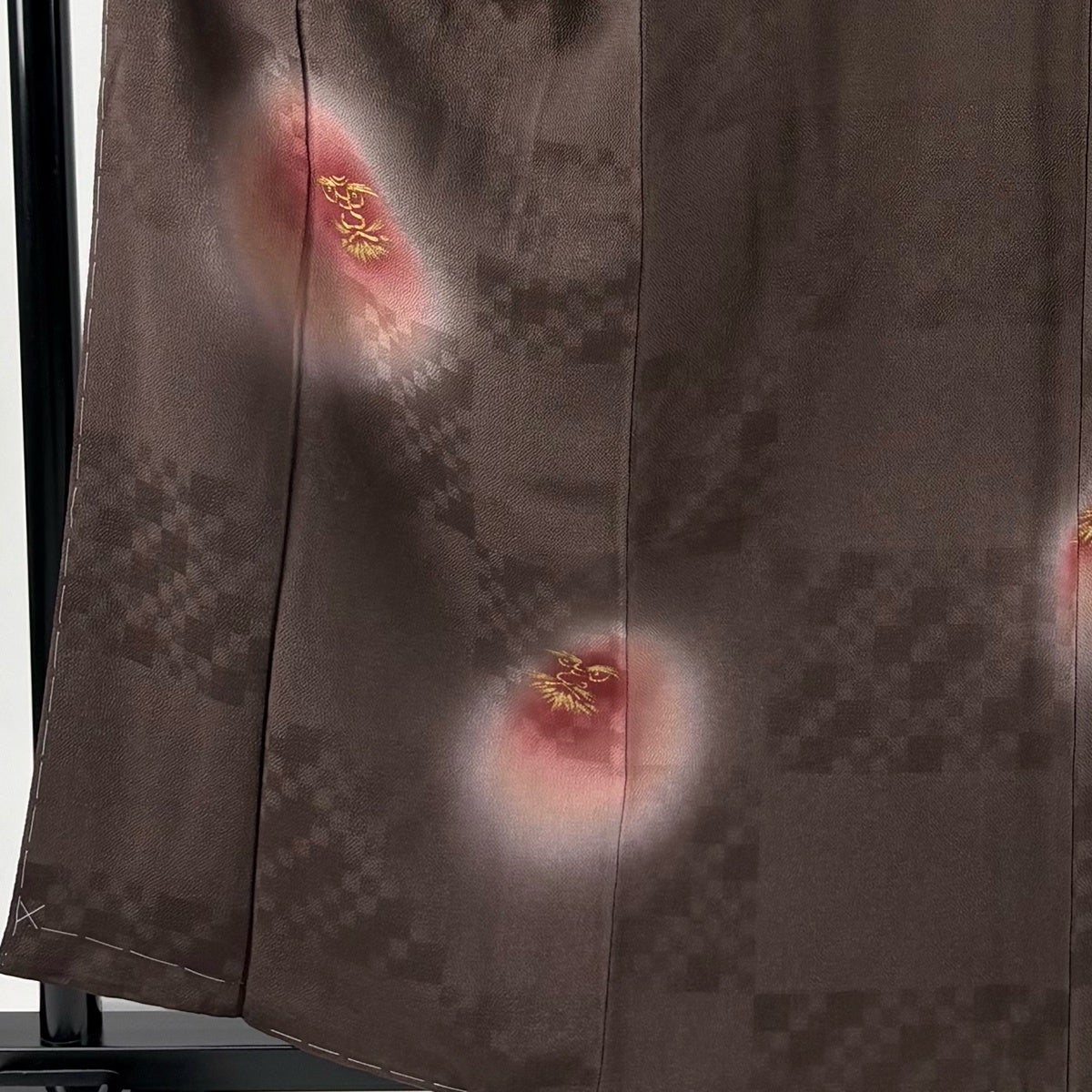美品】 付下げ 身丈160cm 裄丈65cm M 袷 だるま 地紋 金糸 金彩 焦茶色