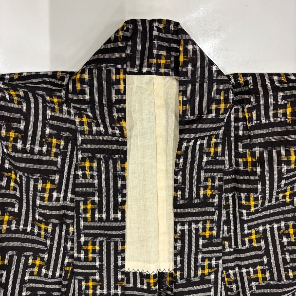 紬 身丈150cm 裄丈62cm S 単衣 バチ衿 紗綾形 墨色 正絹 名品｜中古