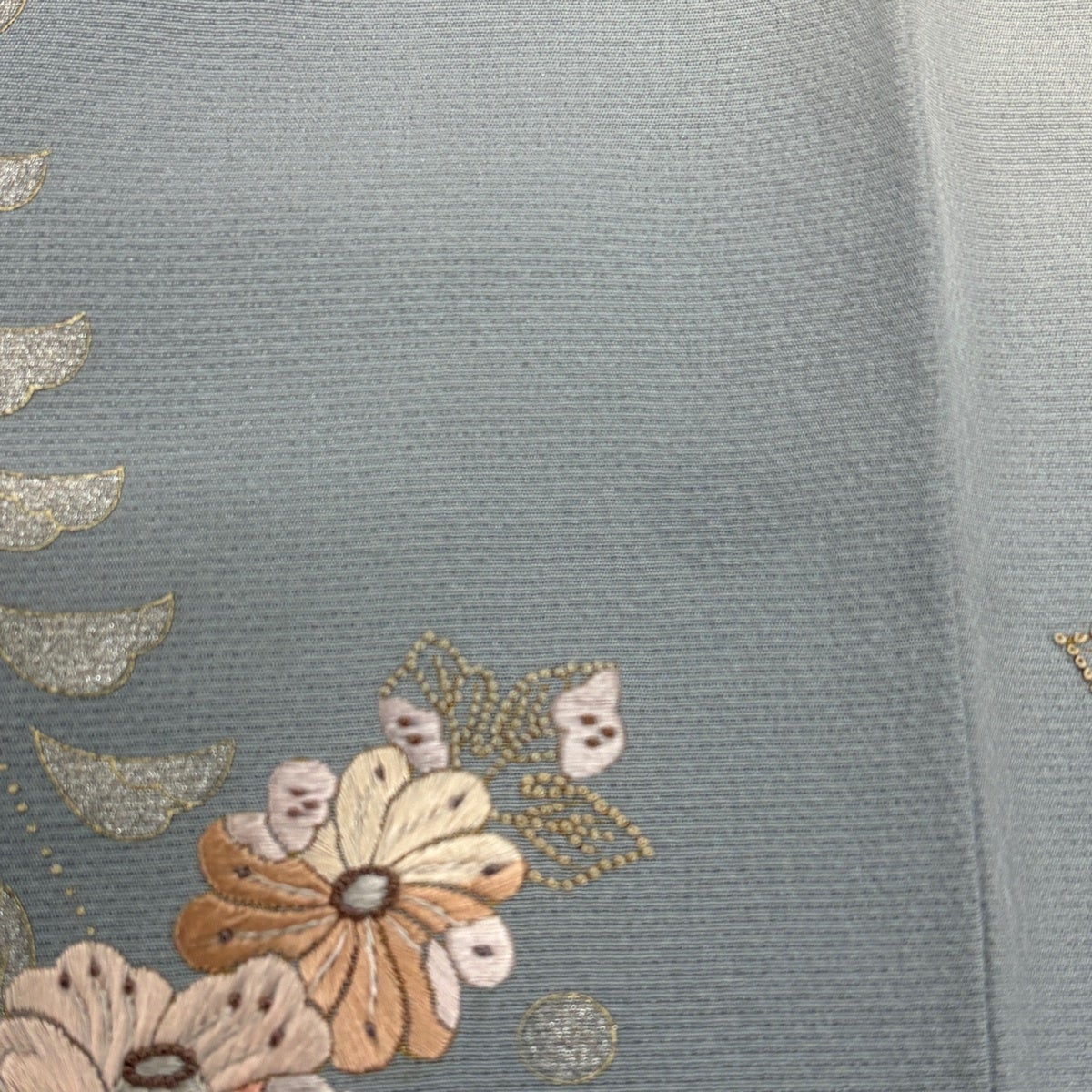 付下げ 身丈156cm 裄丈64cm M 袷 菊 椿 刺繍 青灰色 正絹 名品｜中古