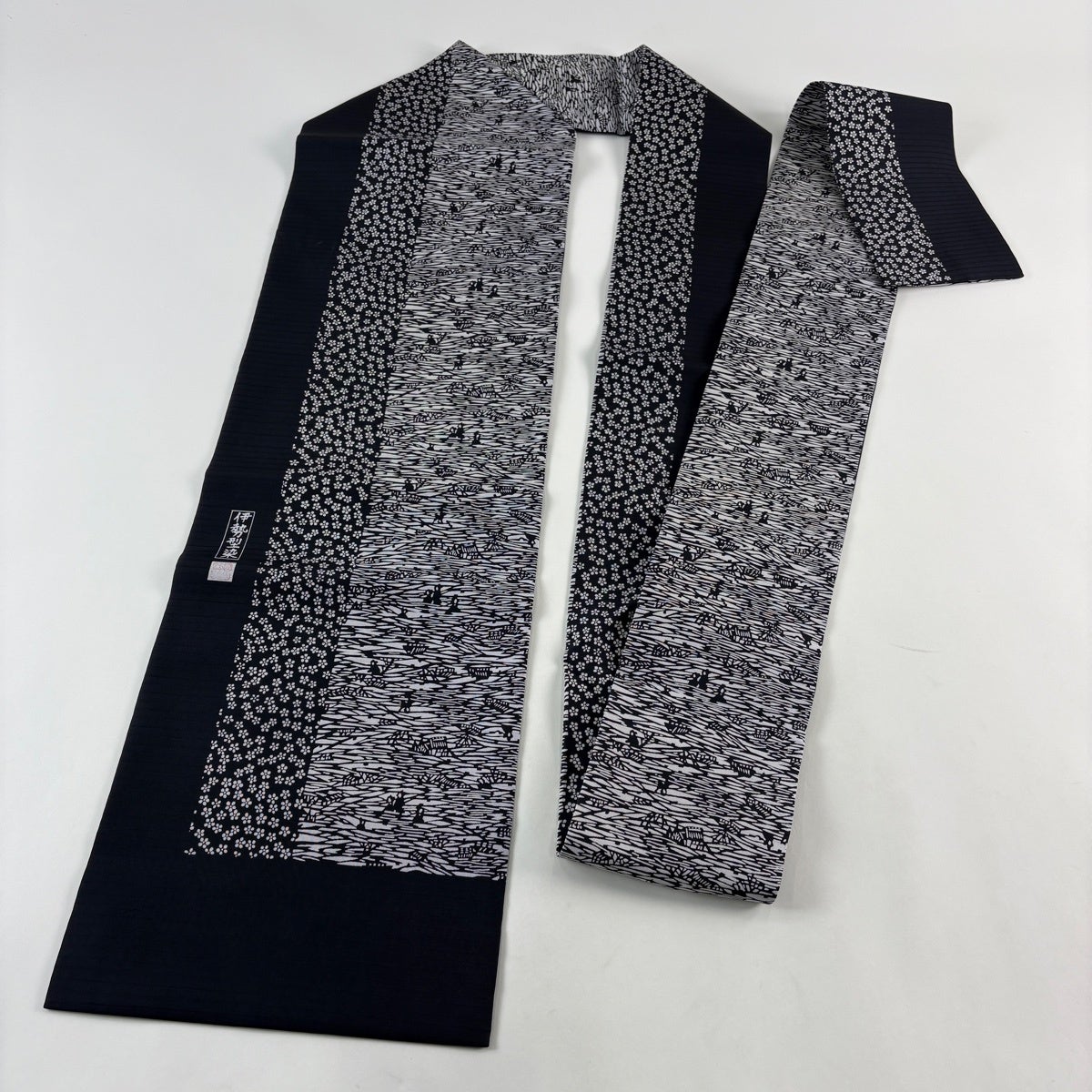 美品】 名古屋帯 名品 落款あり 伊勢型染 夏帯 絽 家屋 人物 墨色 正絹