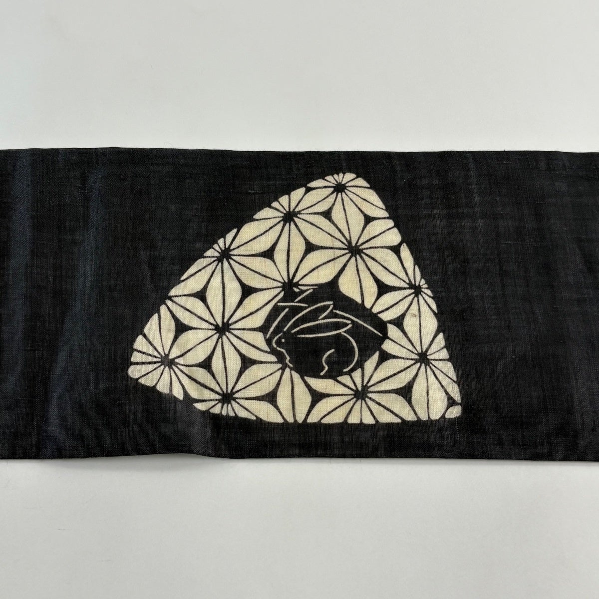 名古屋帯 名品 落款あり うさぎ 麻の葉 伊勢型染 墨色 正絹｜中古