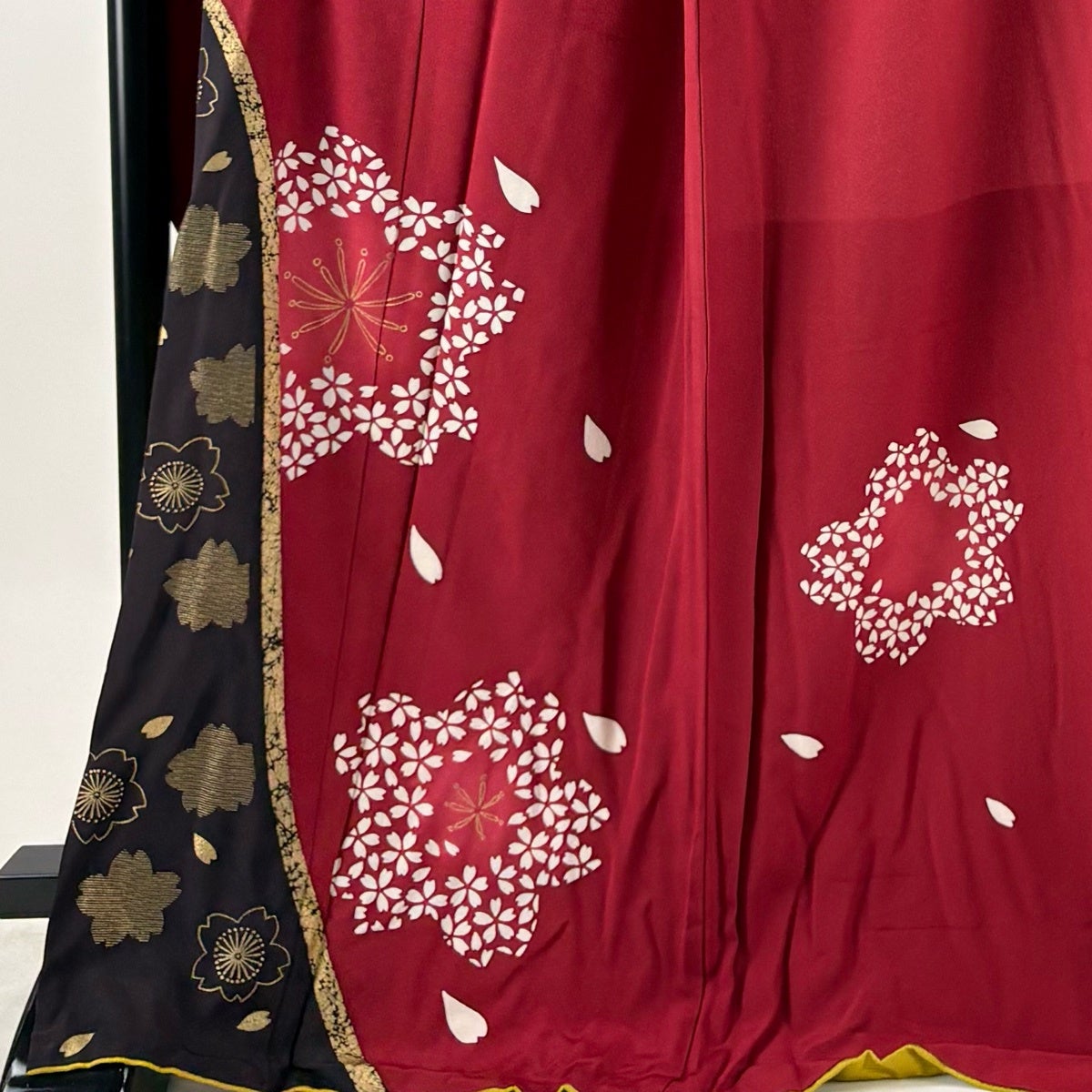 振袖 身丈170cm 裄丈70cm L 袷 桜 花びら 金彩 ぼかし 赤 正絹 秀品