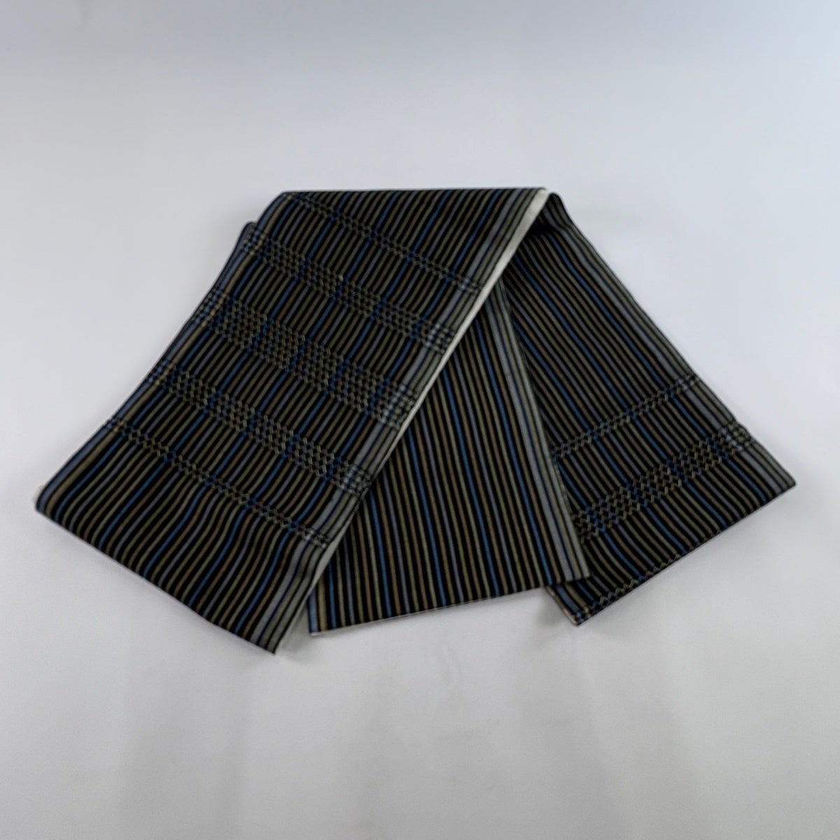 美品】 袋帯 秀品 縞 菱 金糸 刺繍 黒 お太鼓柄 正絹｜中古・古着