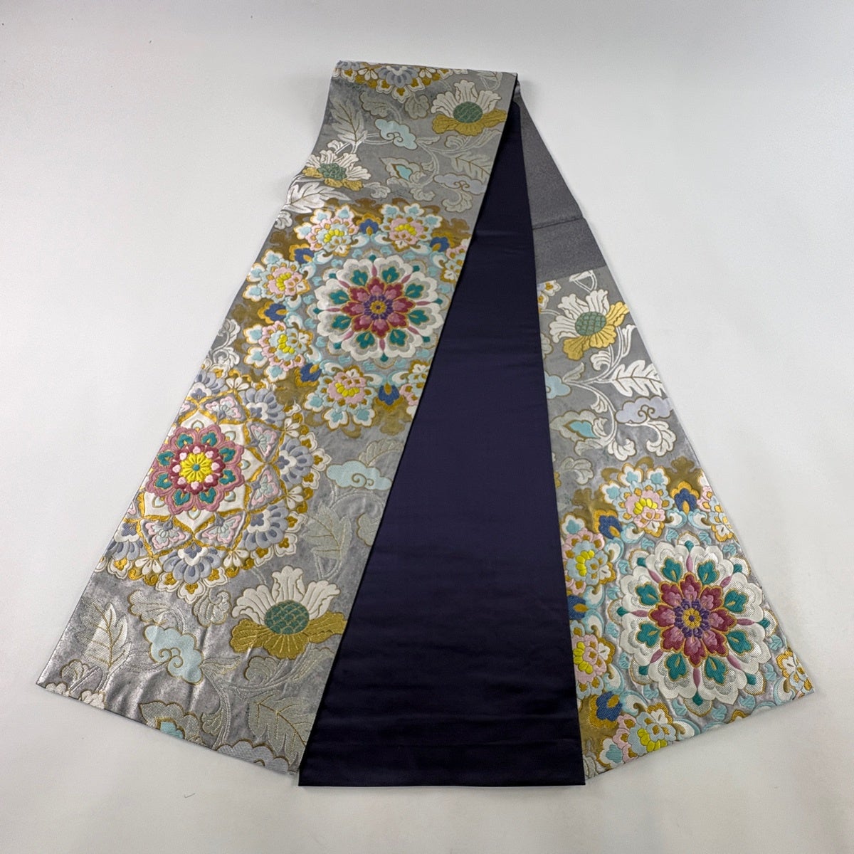 美品】 袋帯 秀品 華文 花唐草 唐織 箔 銀色 六通 正絹｜中古・古着