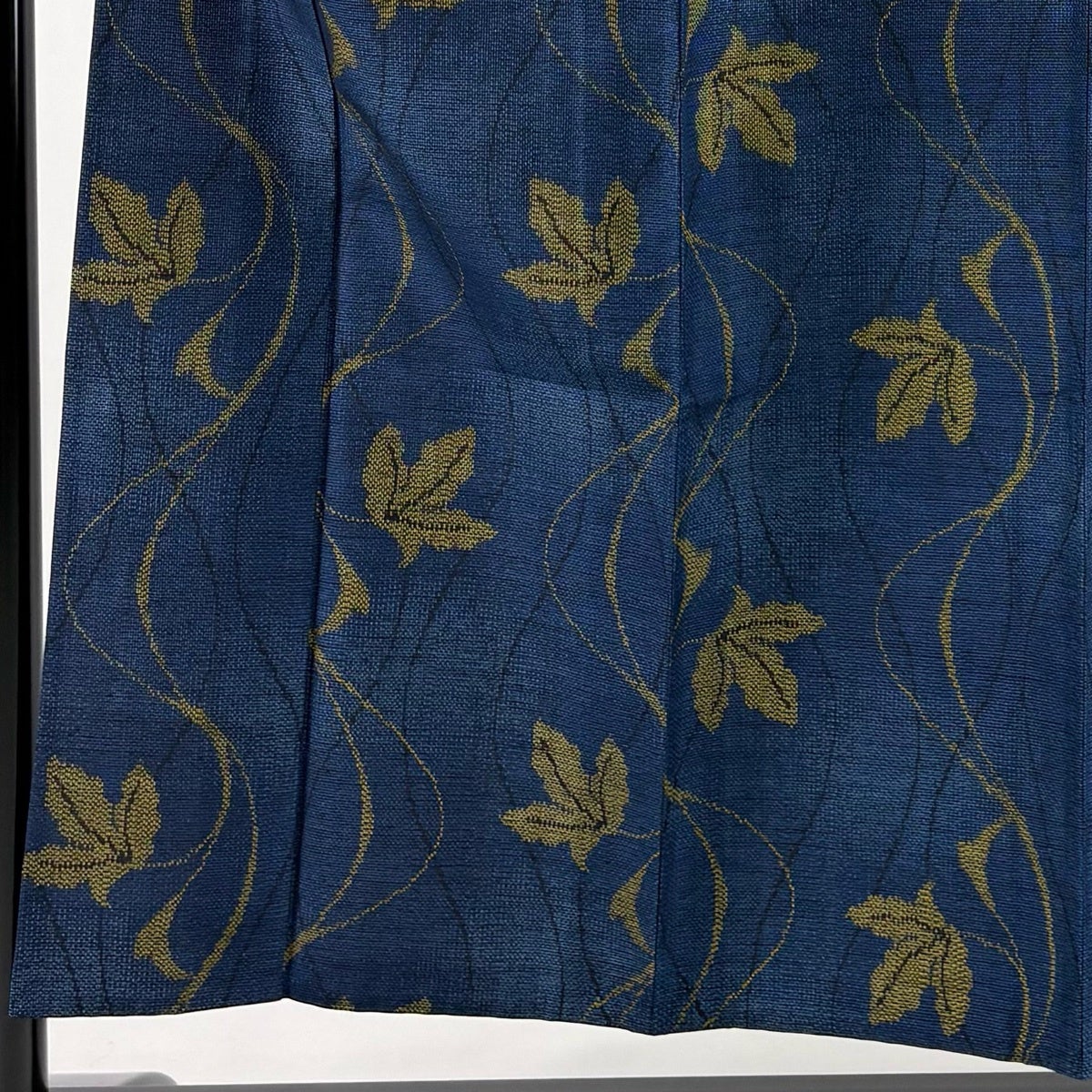 美品】 紬 身丈155cm 裄丈63cm S 単衣 楓 流水 紺色 正絹 秀品｜中古