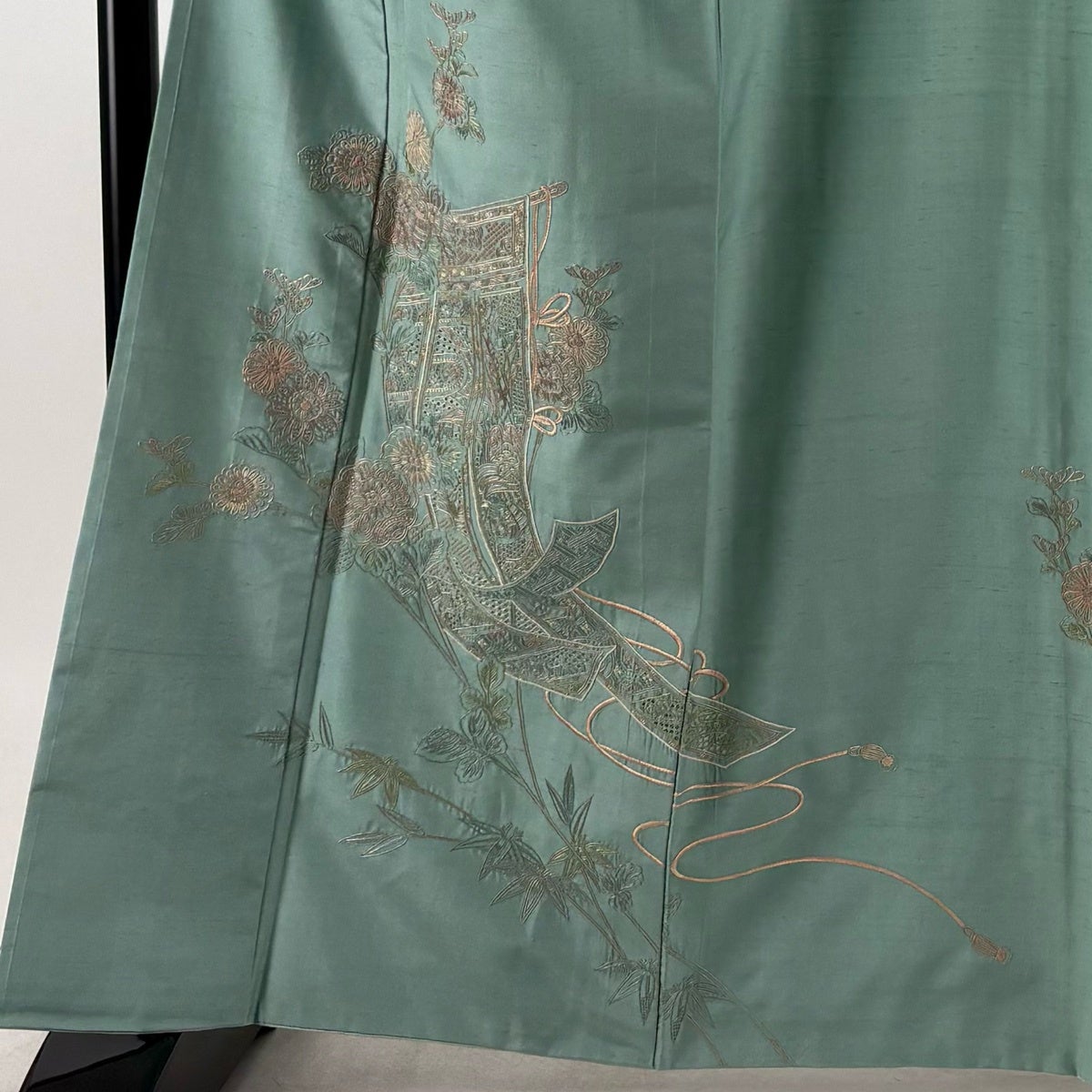 付下げ 身丈162.5cm 裄丈64.5cm M 袷 牛首紬地 落款あり 几帳 菊 刺繍