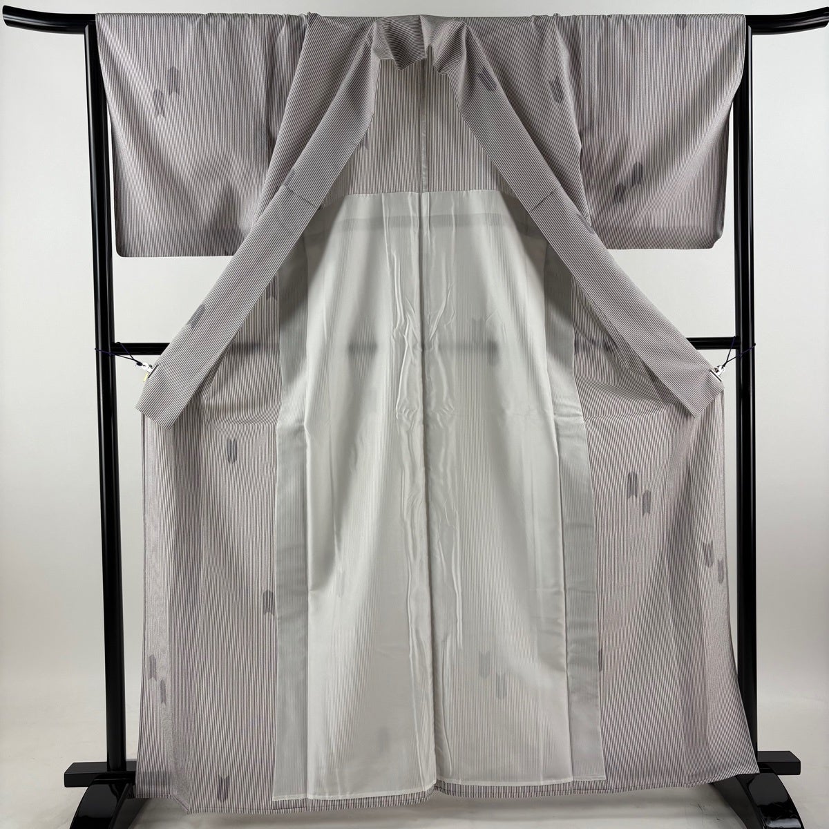 美品】 お召 身丈163cm 裄丈65.5cm M 単衣 本塩沢 証紙あり 矢羽 縦縞