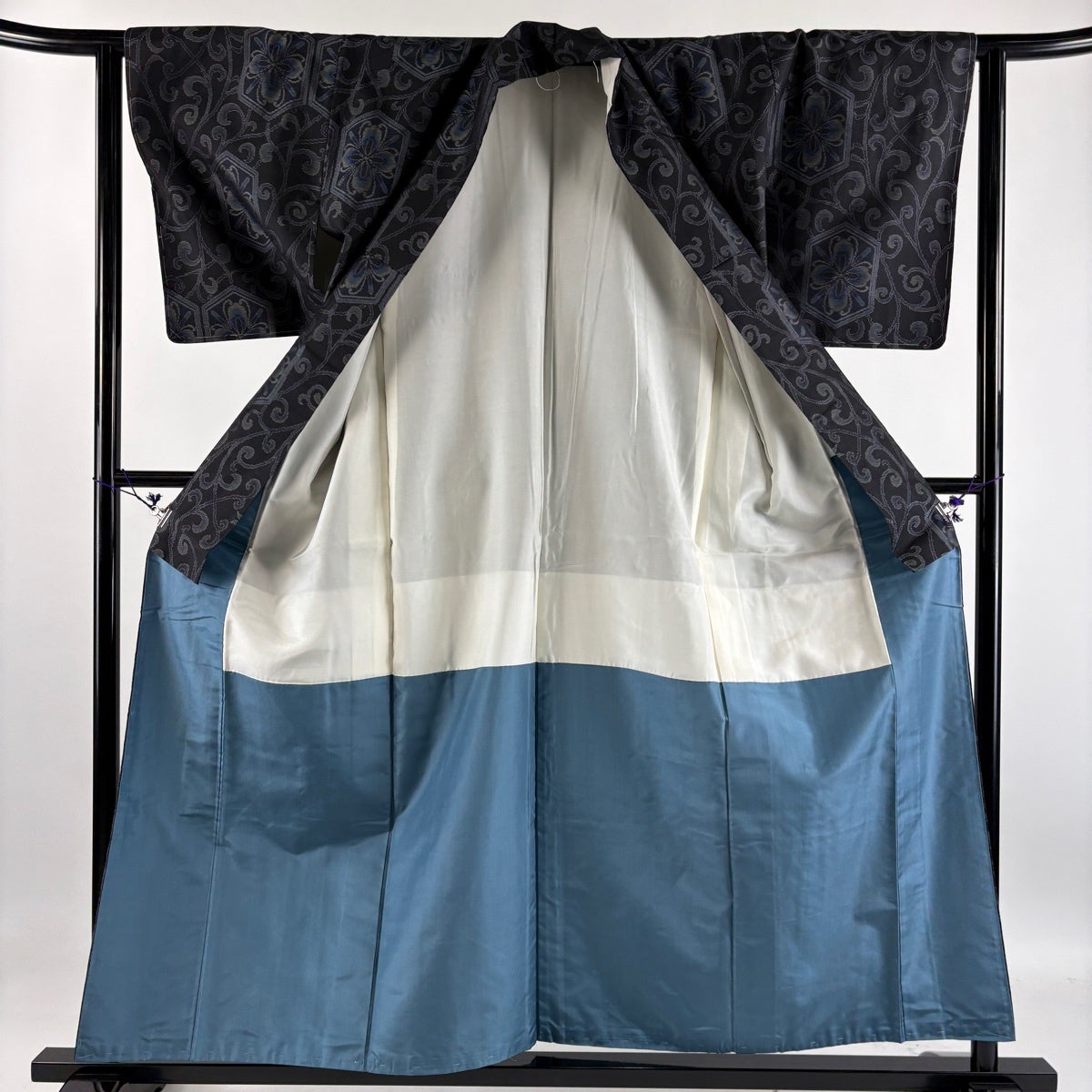 紬 身丈157cm 裄丈62cm S 袷 亀甲 唐草 墨色 正絹 優品｜中古・古着
