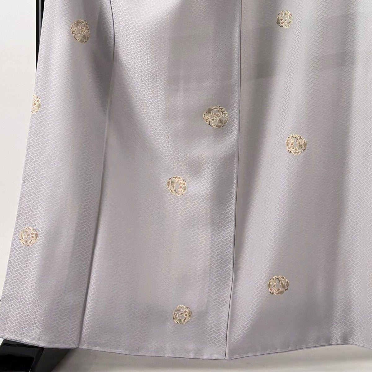 美品】 小紋 身丈163.5cm 裄丈63cm S 袷 花丸文 地紋 金彩 灰紫 正絹