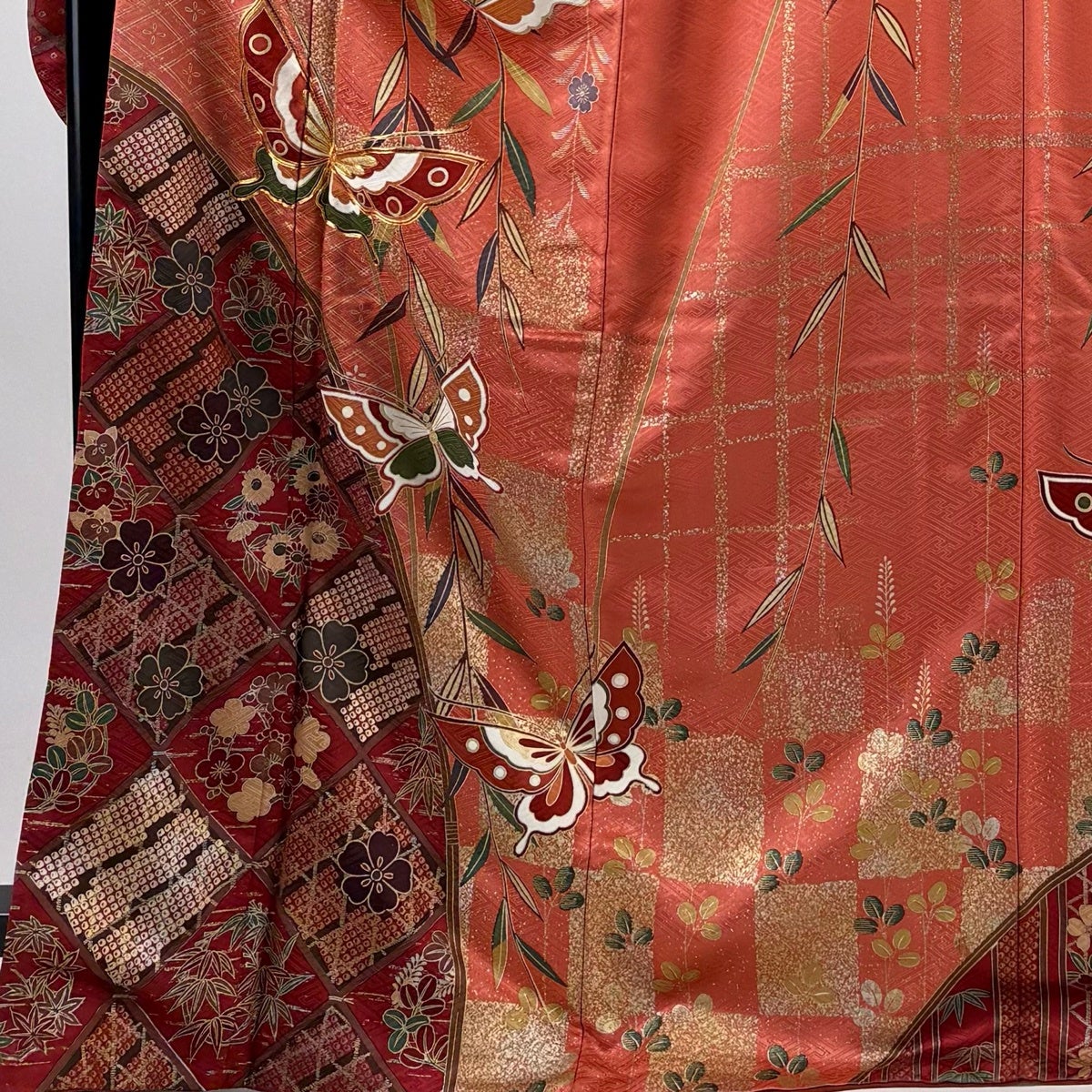 振袖 身丈169.5cm 裄丈67.5cm L 袷 蝶 桜 金銀彩 金糸 サーモンピンク