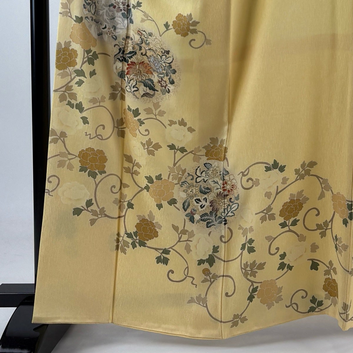 訪問着 身丈163cm 裄丈68cm L 袷 落款あり 花唐草 草花 刺繍 金銀彩 薄