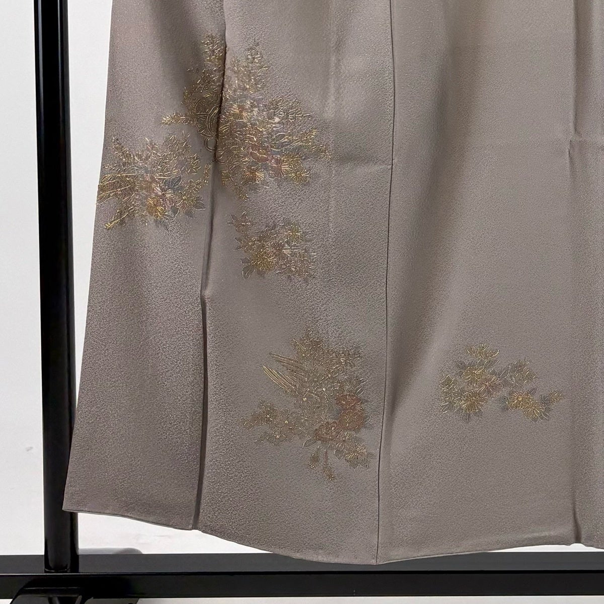 付下げ 身丈154cm 裄丈65cm M 袷 草花 雅楽器 刺繍 金糸 灰茶 正絹 秀