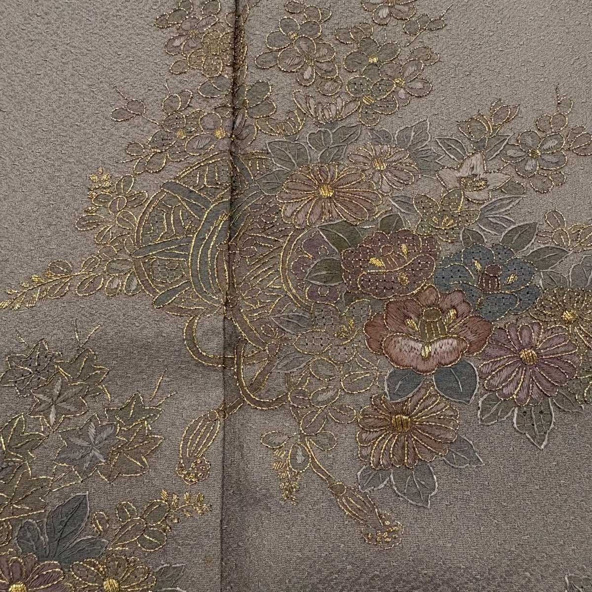 付下げ 身丈154cm 裄丈65cm M 袷 草花 雅楽器 刺繍 金糸 灰茶 正絹 秀